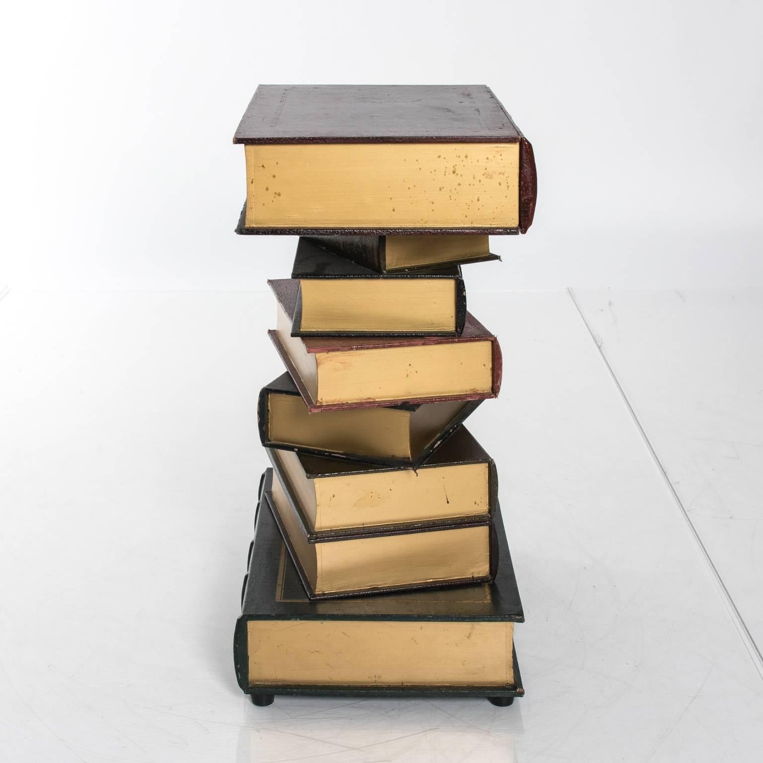 Gestapelter Büchertisch (Leder)
