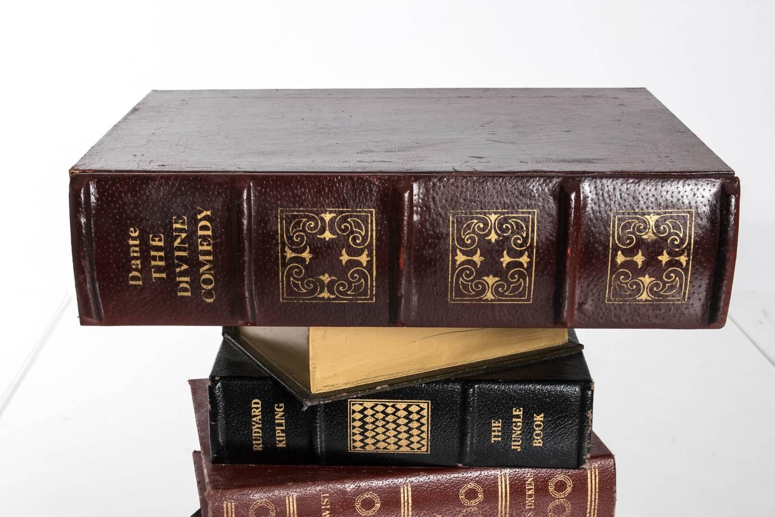 Gestapelter Büchertisch 1