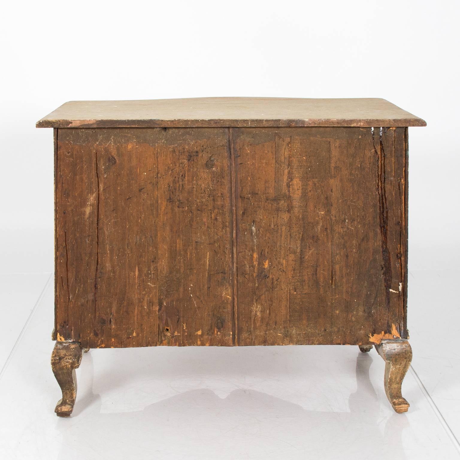 Antique Swedish Rococo style commode in a painted finish. circa 19th century.
  