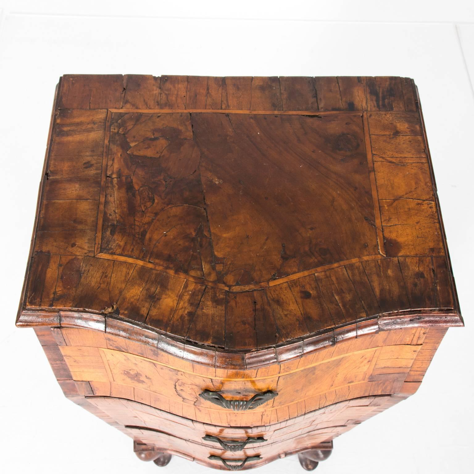 Italian side chest from the 18th century with walnut inlay.
   