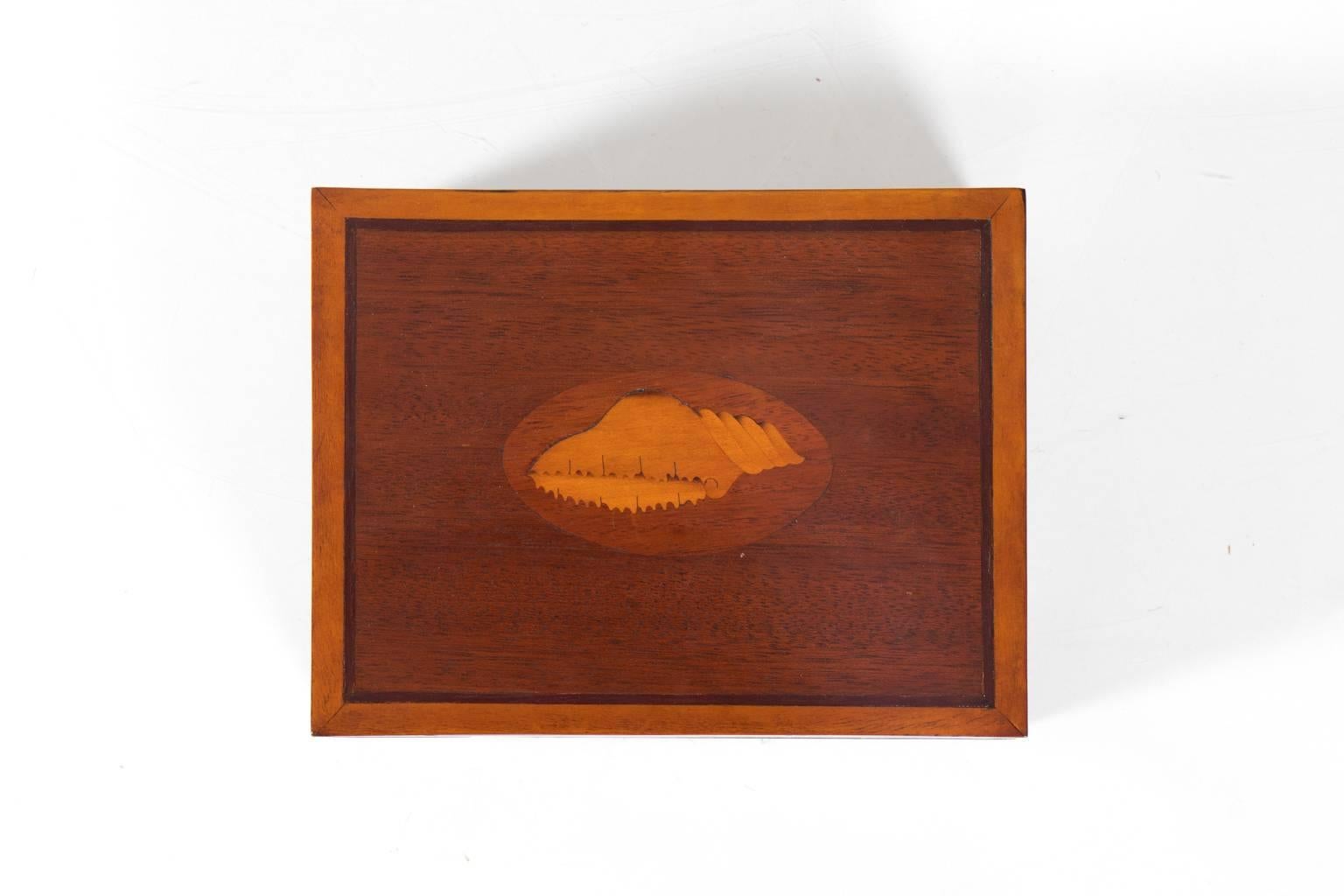 Mahogany Box with Shell Design In Good Condition In Stamford, CT