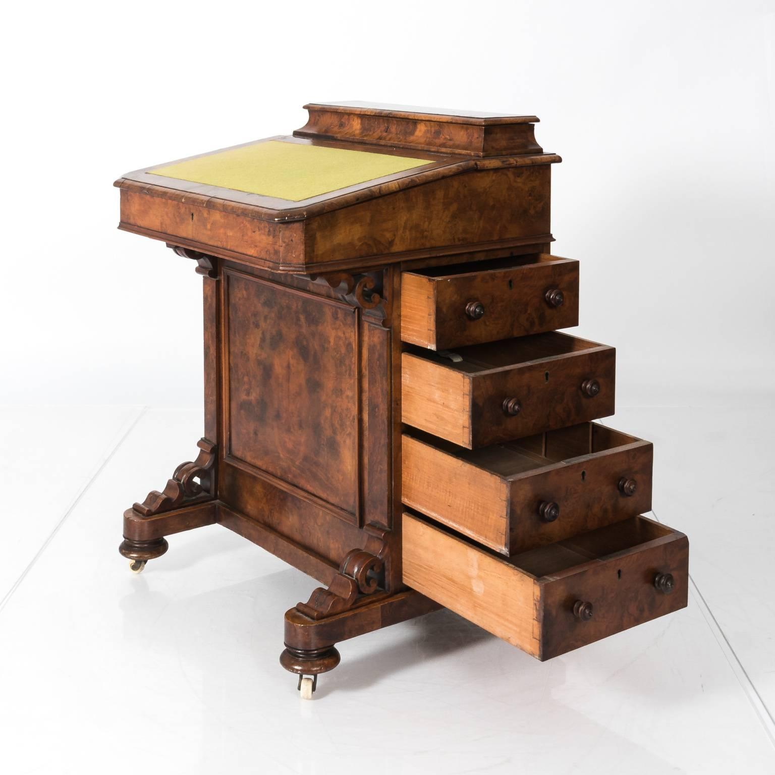 19th Century English Walnut Desk In Good Condition In Stamford, CT