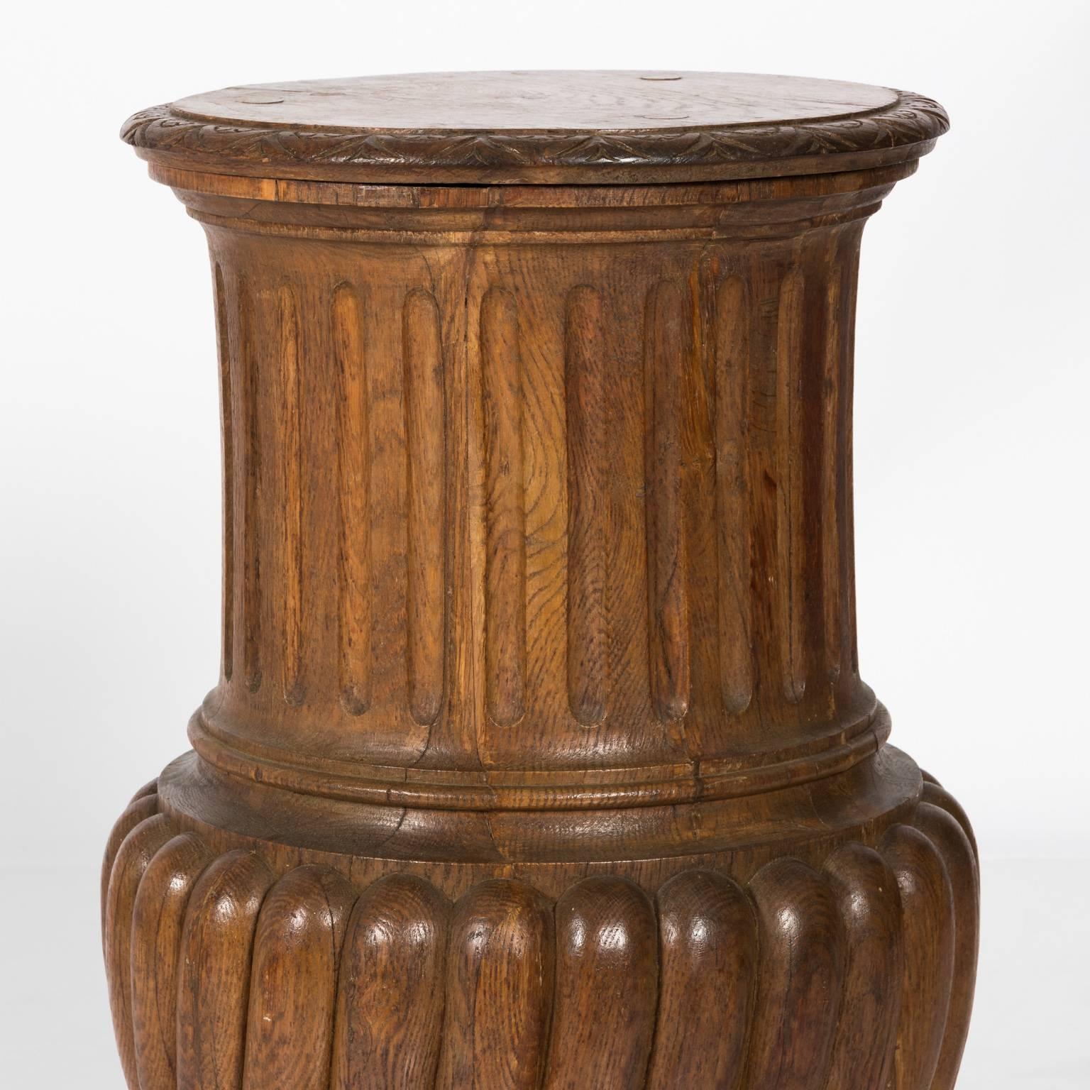 Pair of 18th Century Carved Italian Oak Pedestals In Good Condition In Stamford, CT