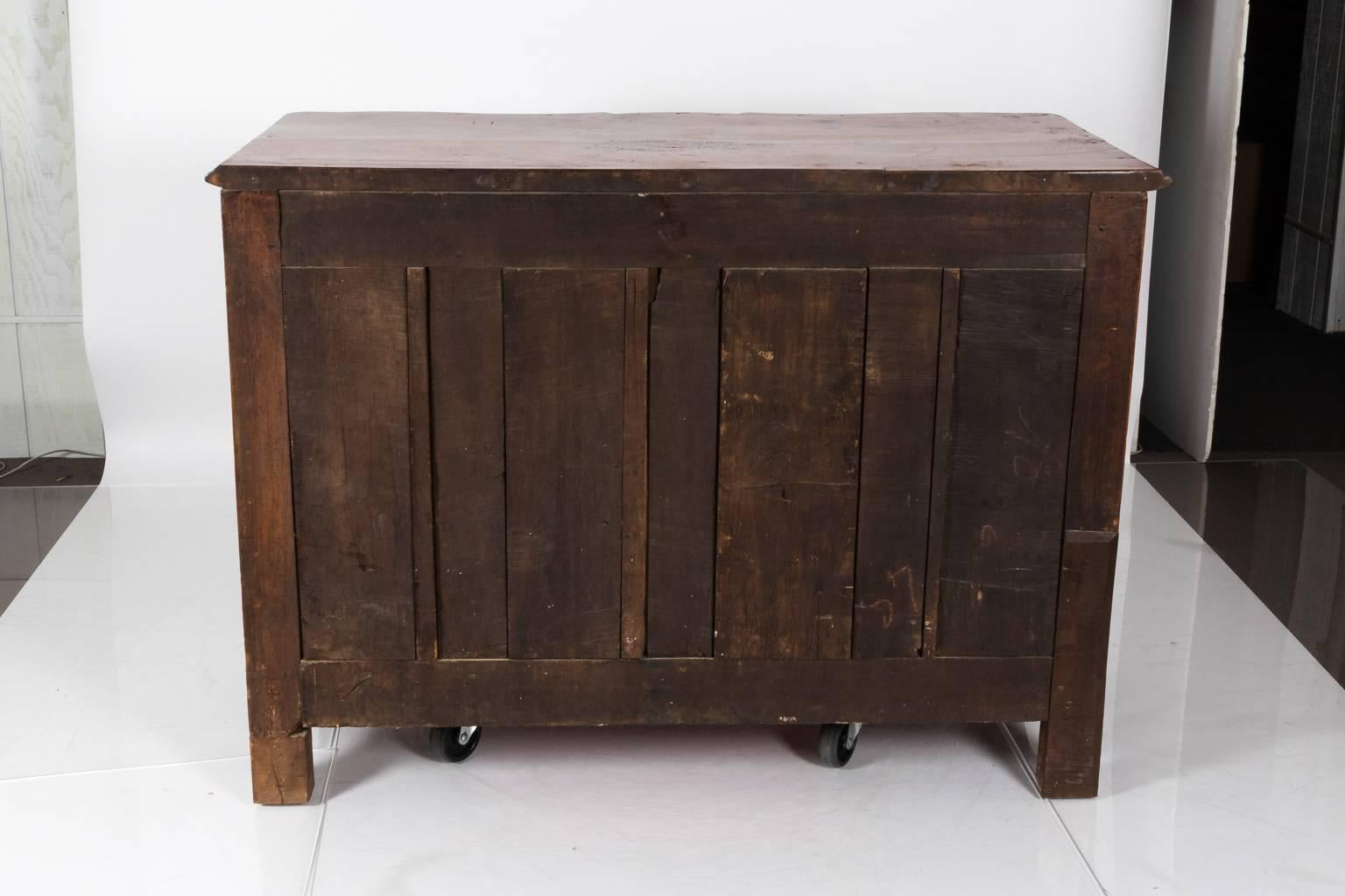 18th Century French Walnut Commode In Good Condition In Stamford, CT
