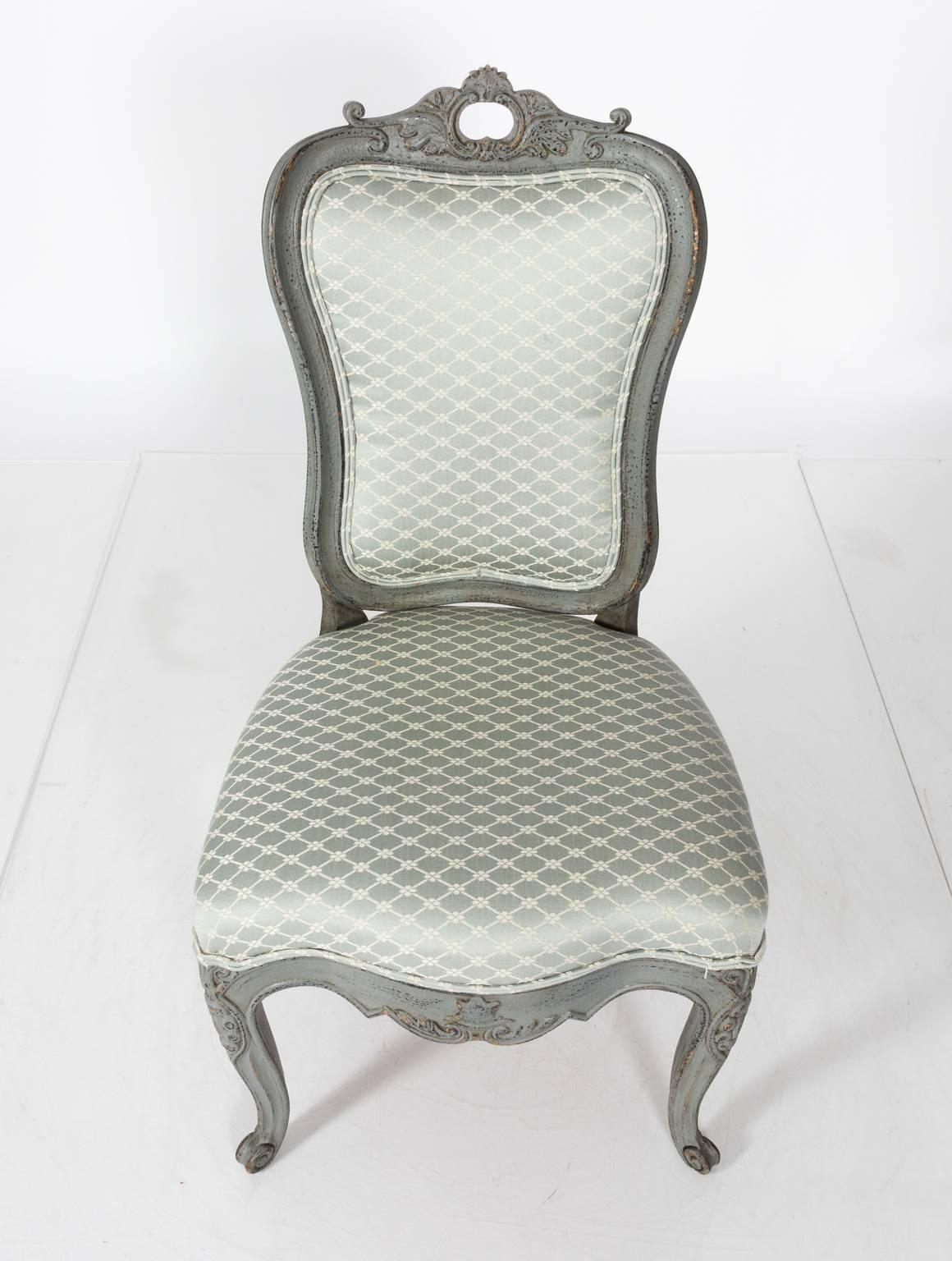 Set of Six 19th Century Gray-Painted Dining Chairs For Sale 4