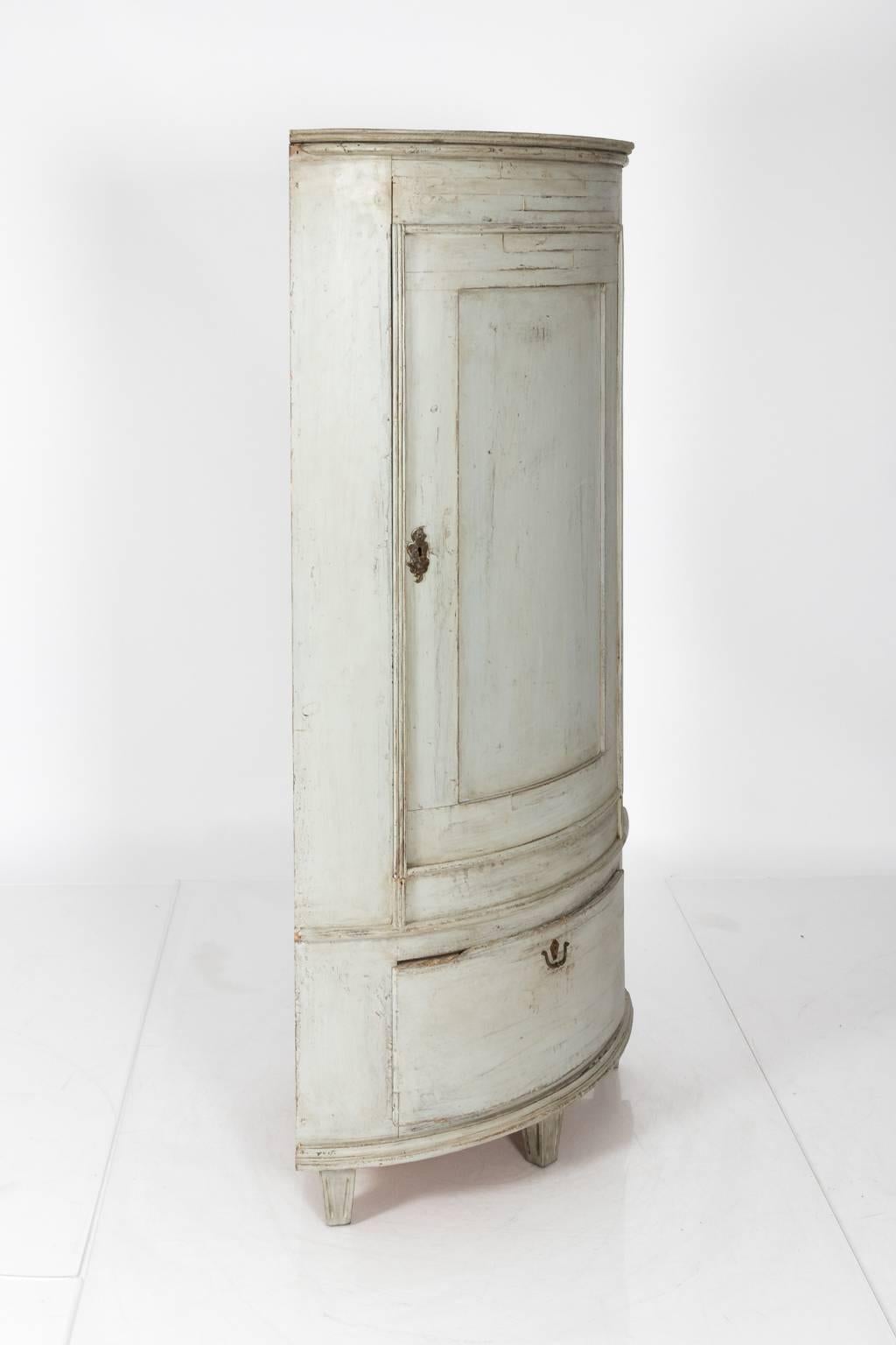 Early 19th Century Gustavian Corner Cabinet For Sale 1