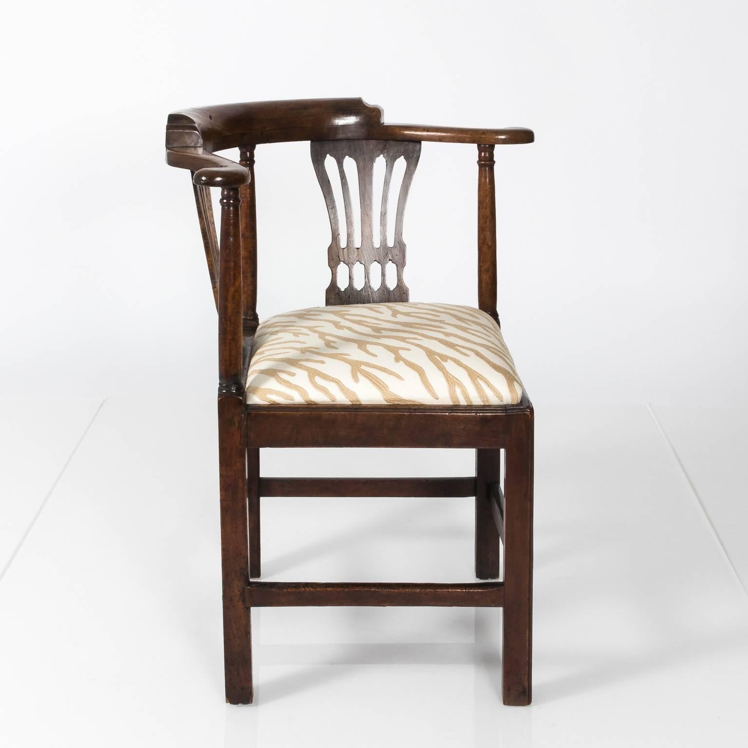 George III style corner chair in walnut, circa late 18th century.
 