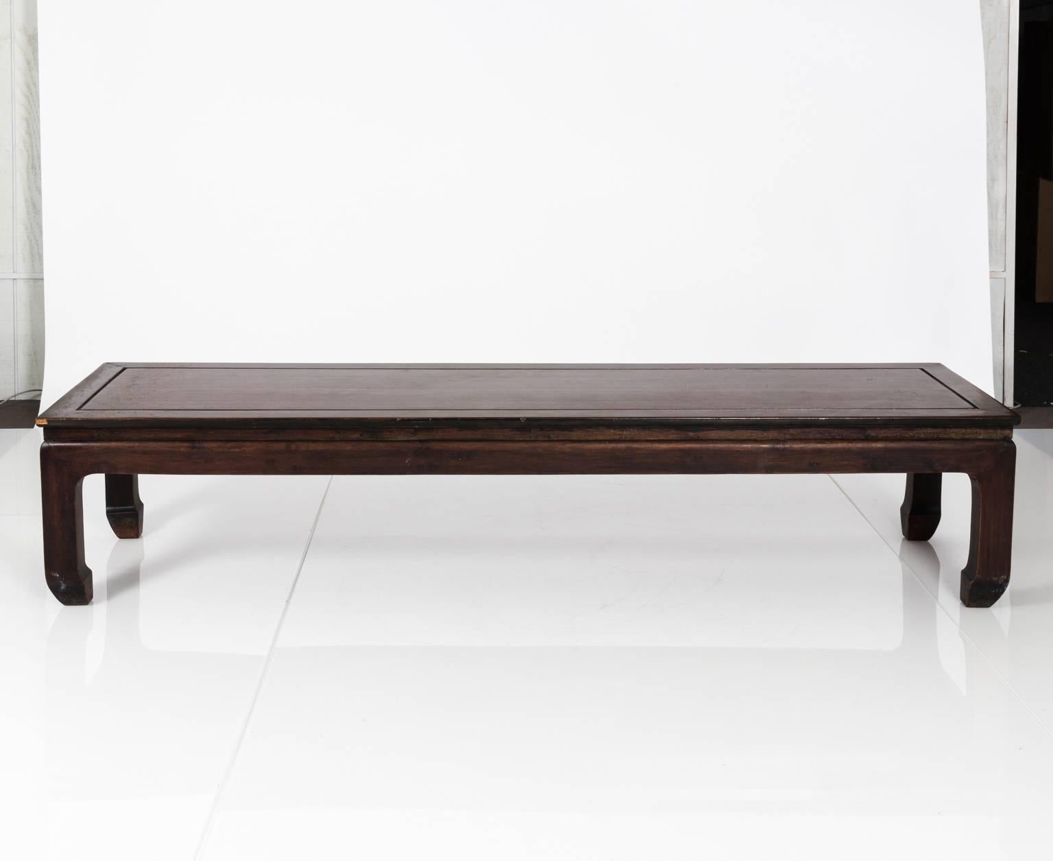 Chinese mahogany coffee table, circa 20th century.
   