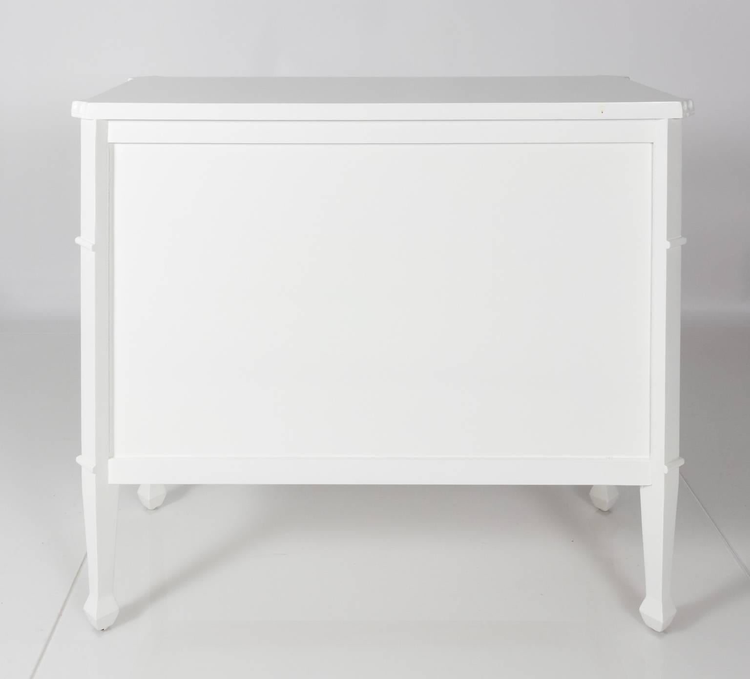 Pair of Modern White lacquered Commodes  For Sale 2