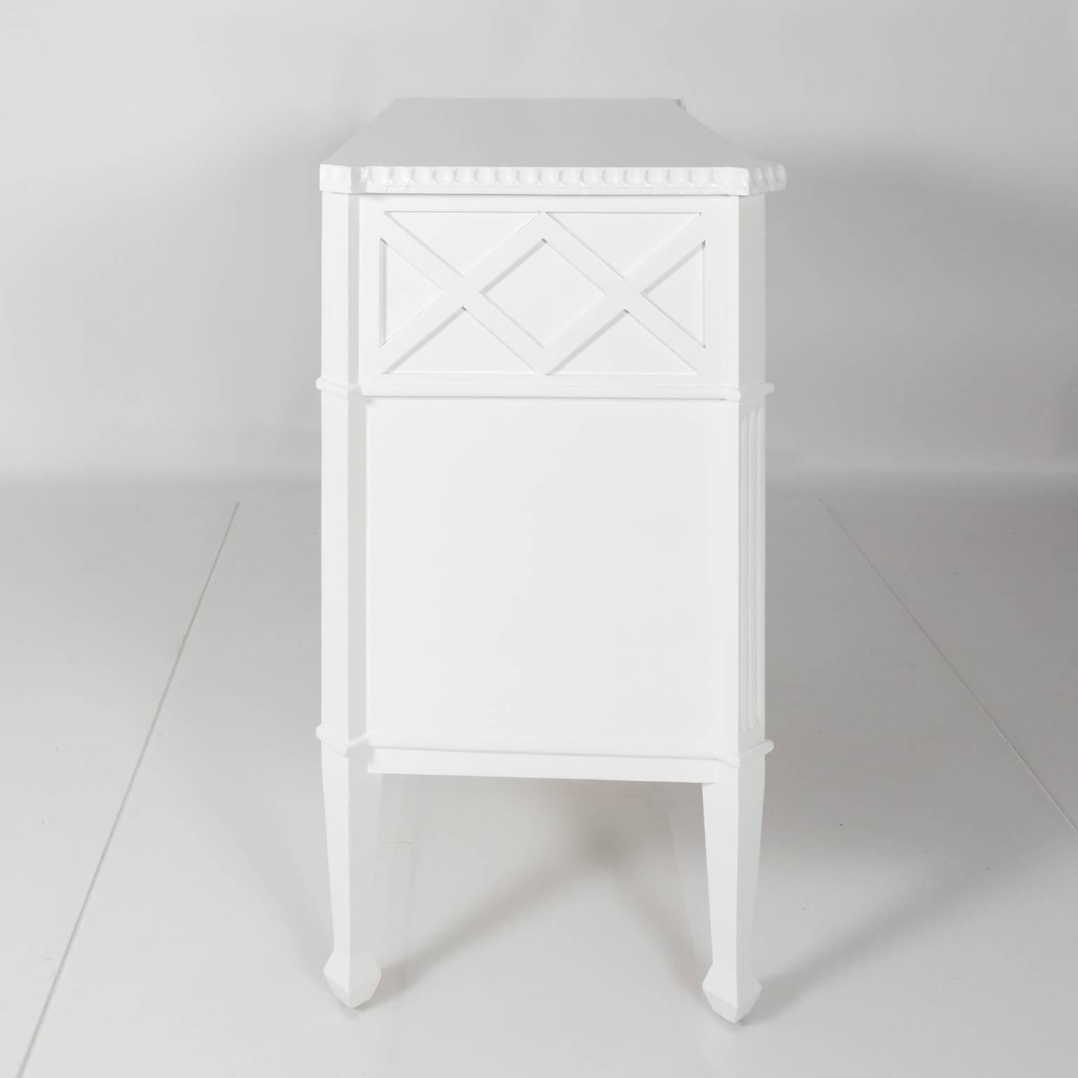 Pair of Modern White lacquered Commodes  For Sale 1