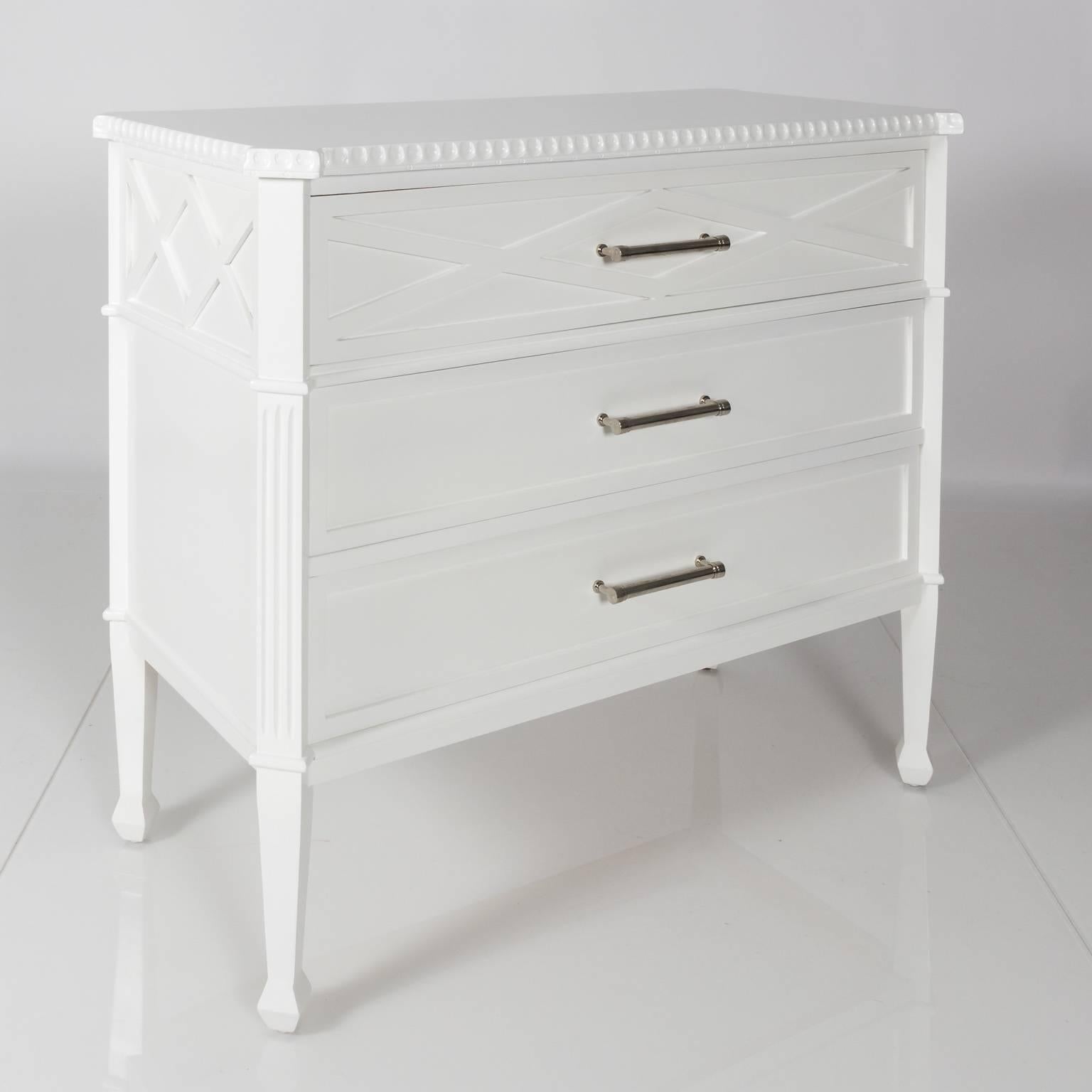 Pair of Modern White lacquered Commodes  In Good Condition For Sale In Stamford, CT