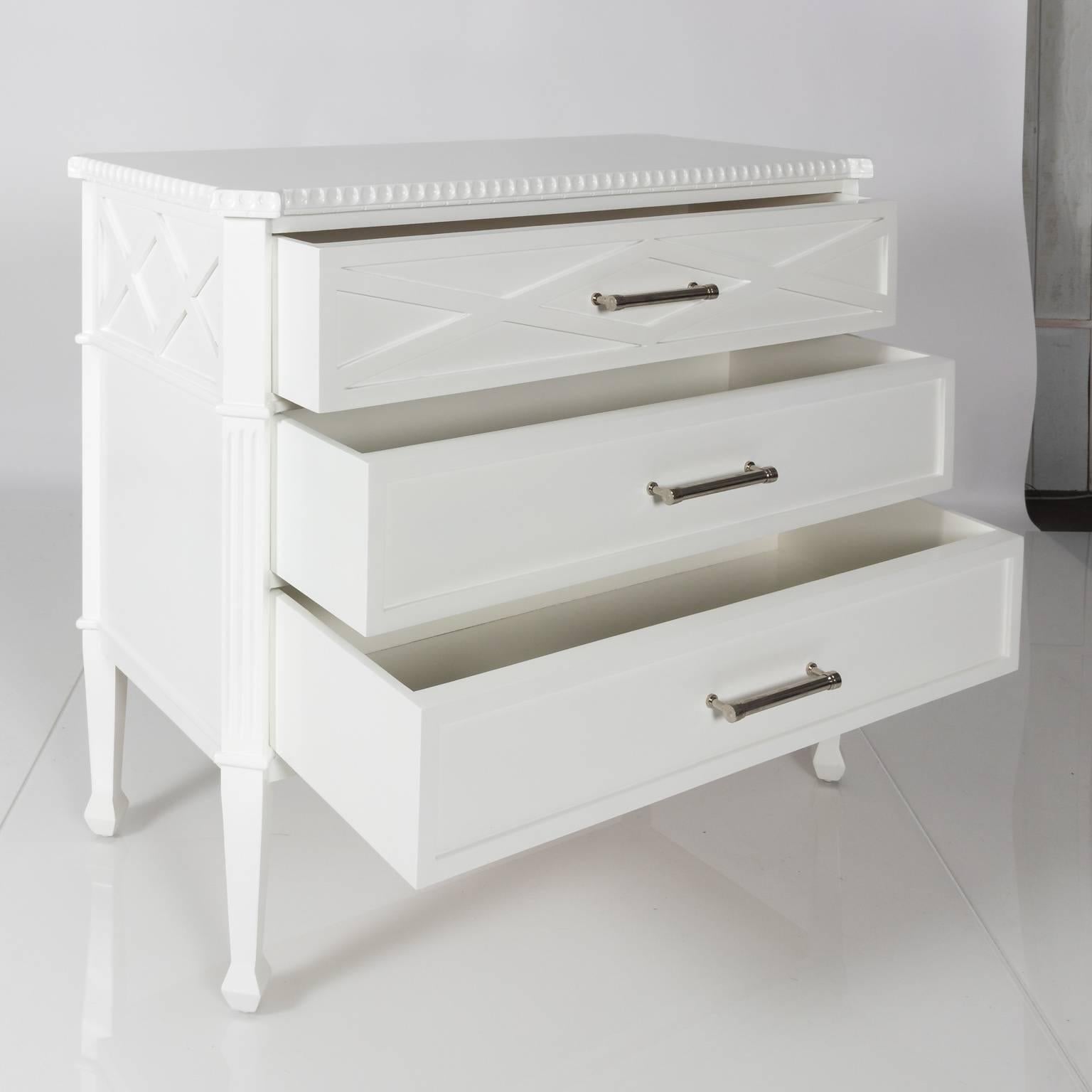 20th Century Pair of Modern White lacquered Commodes  For Sale