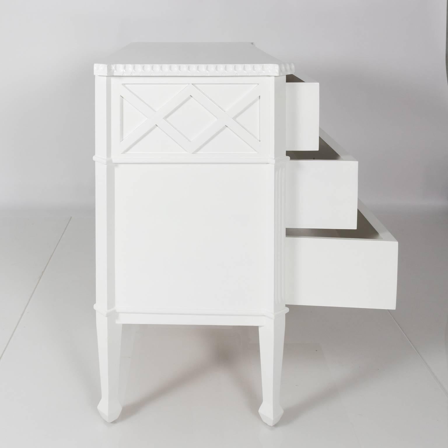 Nickel Pair of Modern White lacquered Commodes  For Sale