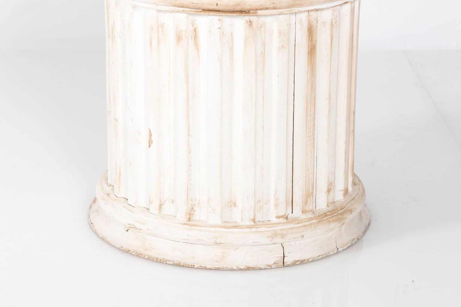 Fluted Column Pedestal In Good Condition For Sale In Stamford, CT