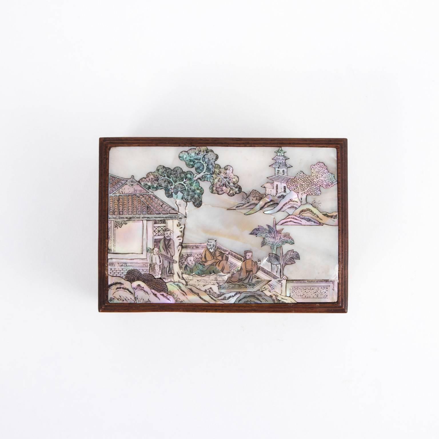 Chinese Inlaid Wood Box  In Good Condition For Sale In Stamford, CT