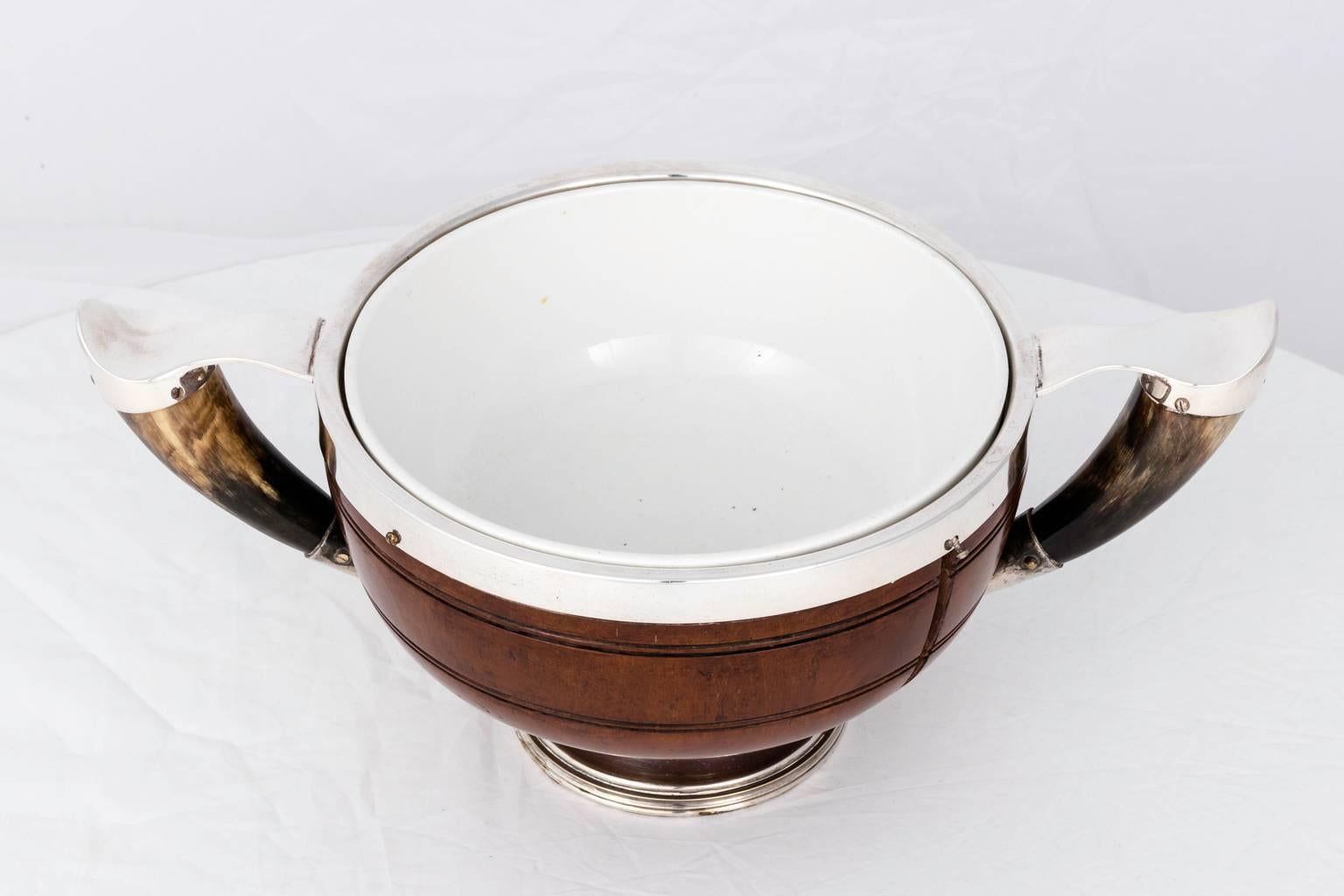 Circa early 20th century Edwardian wood and silver plated server bowl.
