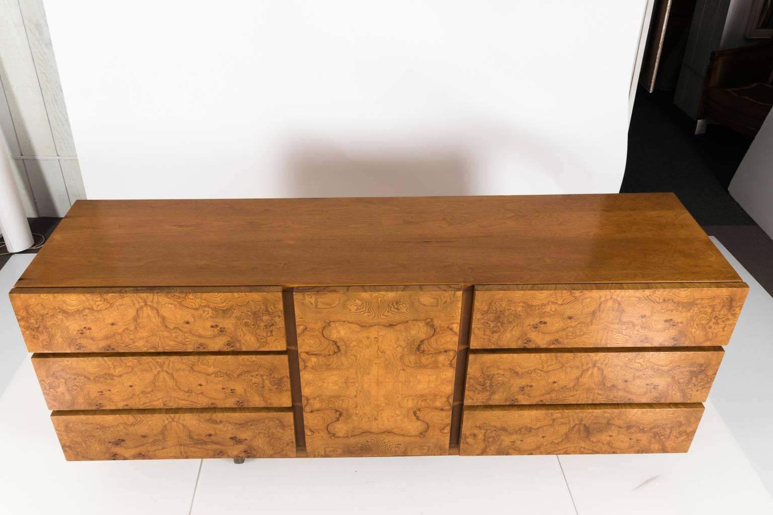 Credenza with six drawers and one door that reveals three interior drawers, circa 1970. Designed by Milo Baughman for Lane in burl wood and walnut.
   
