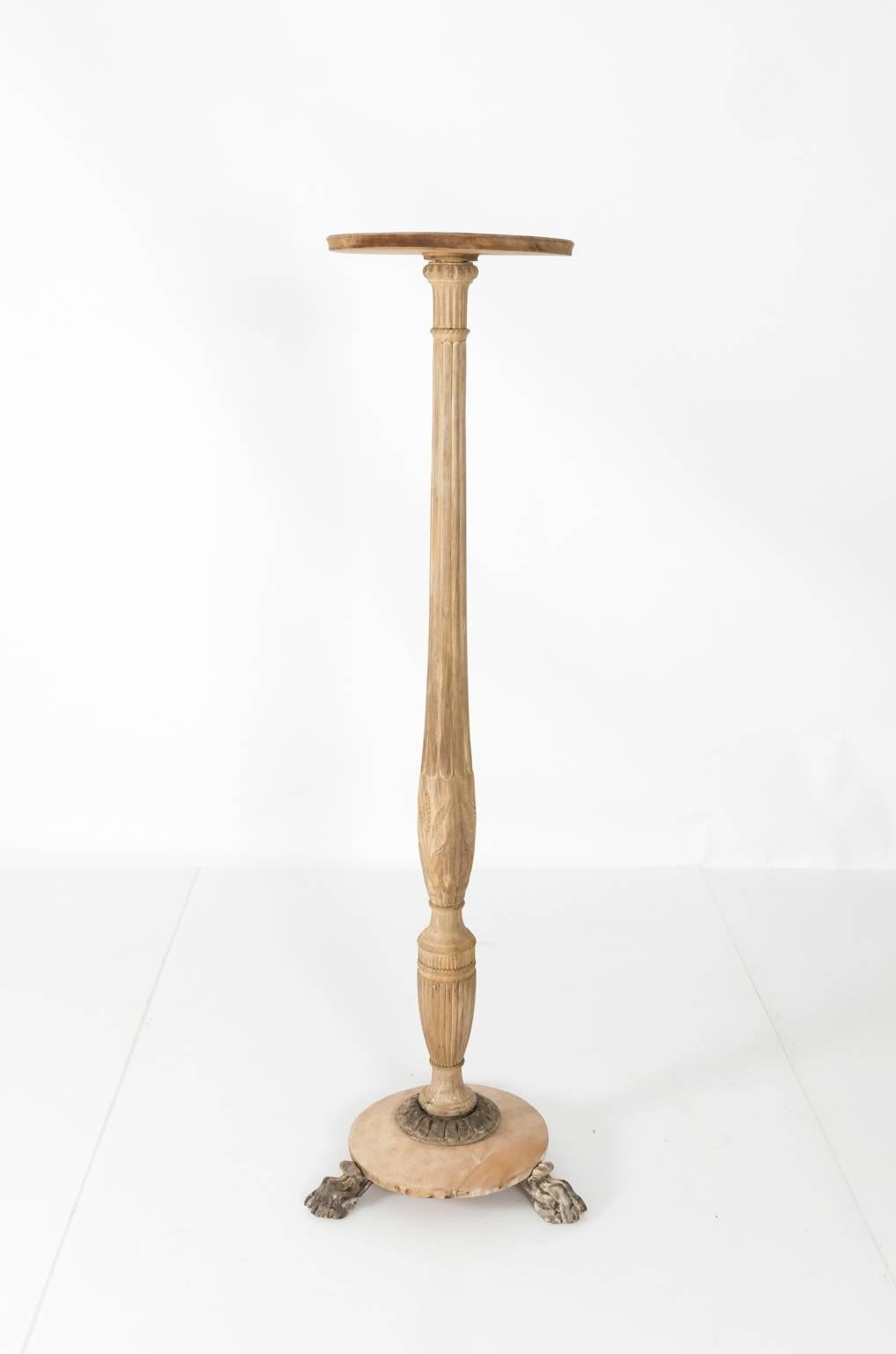 Victorian plant stand in bleached wood carved with lion's paw feet, circa 1880.
 