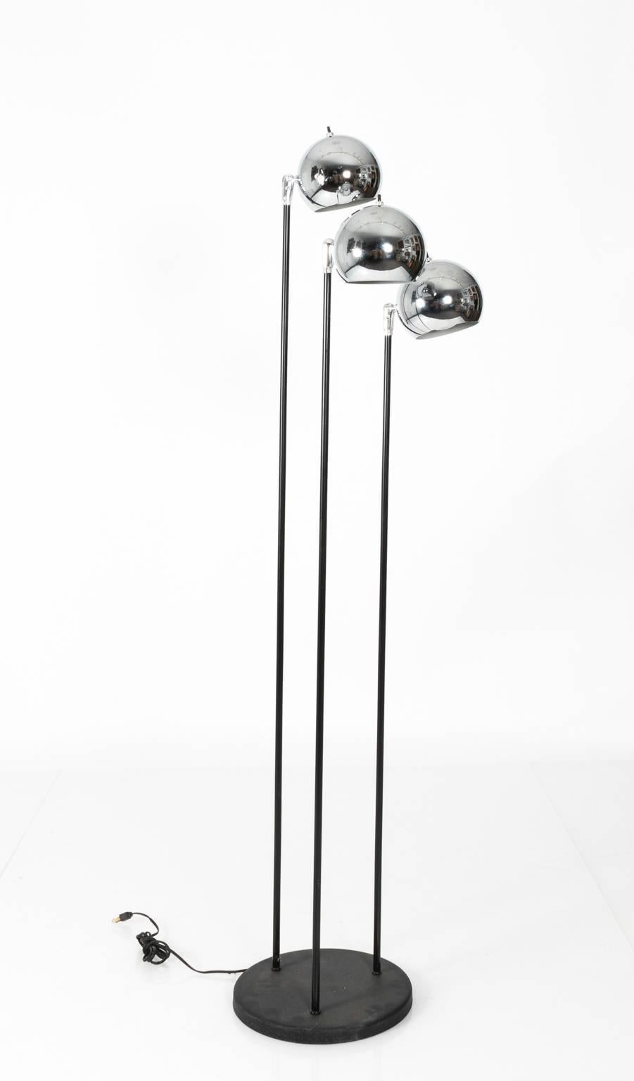 Midcentury Chrome Ball Floor Lamp In Good Condition For Sale In Stamford, CT