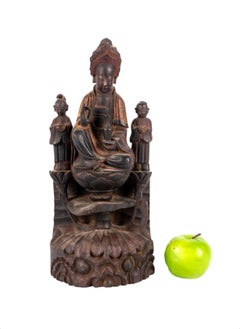 Guanyin china del siglo XIX, tallada en madera, con sus acompañantes, sobre un trono de loto