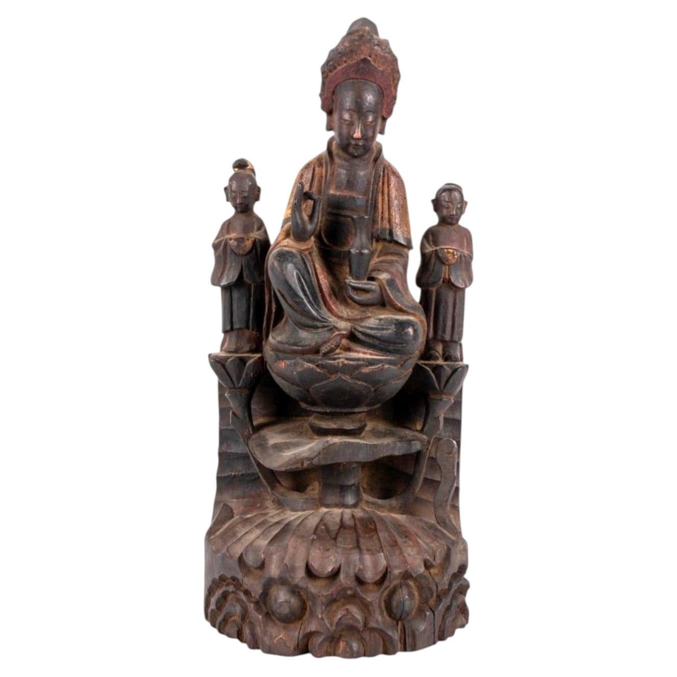 Chinesische Guanyin-Figur aus geschnitztem Holz mit Begleitern auf einem Lotussitz aus dem 19. Jahrhundert im Angebot