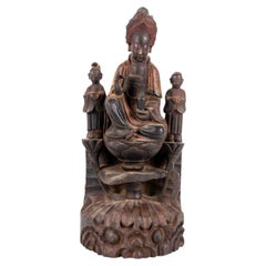 Guanyin china del siglo XIX, tallada en madera, con sus acompañantes, sobre un trono de loto
