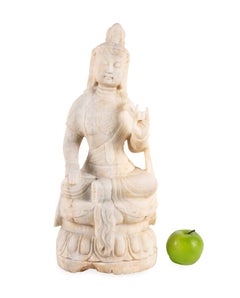Guanyin de mármol blanco tallado del siglo XX, con base de loto
