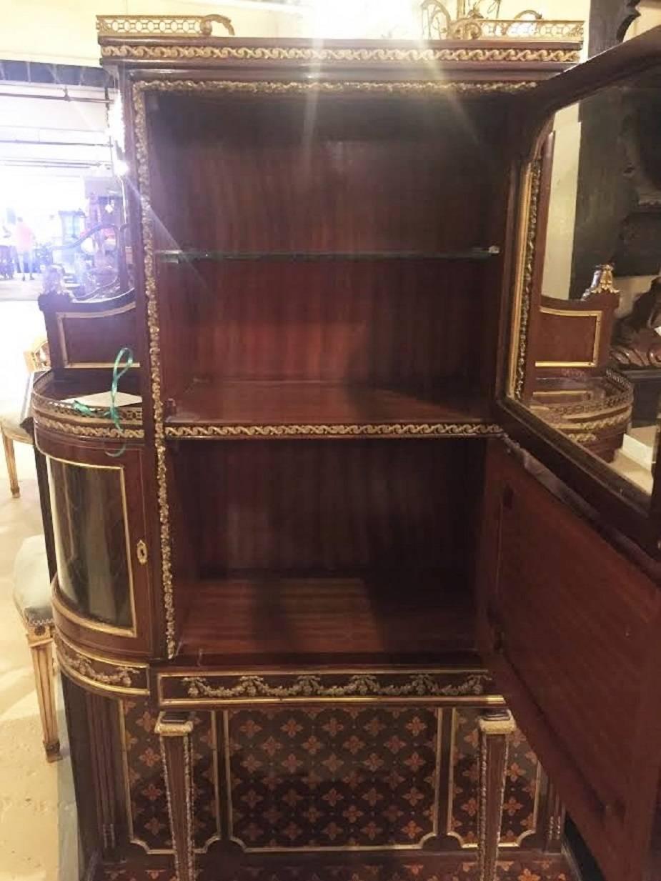 Louis XVI Bronze-Mounted Vitrine In Good Condition In Stamford, CT