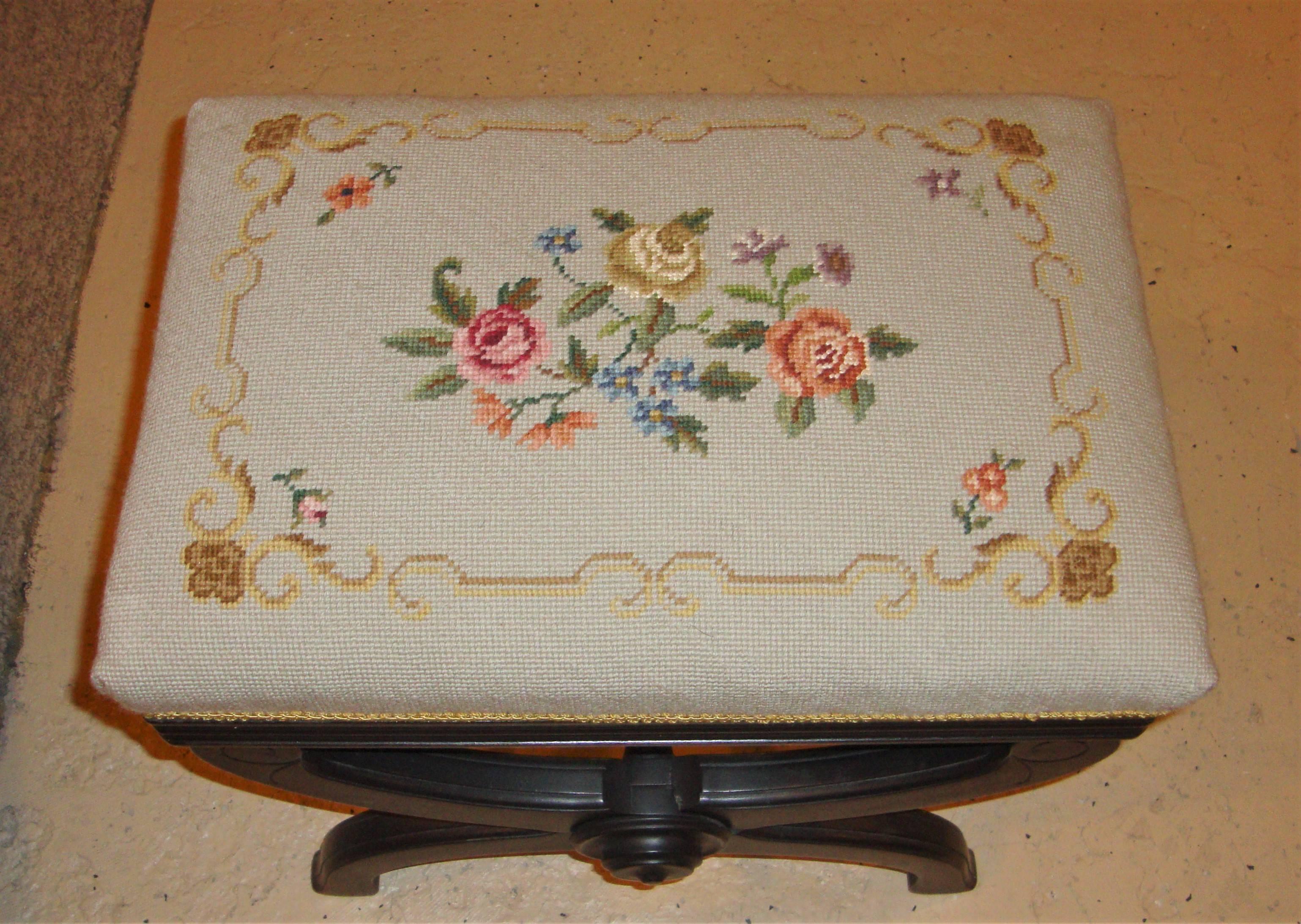 Rare Victorian Antique Adjustable Piano Bench Ebony Finish Hand Embroidered Seat In Good Condition In Stamford, CT