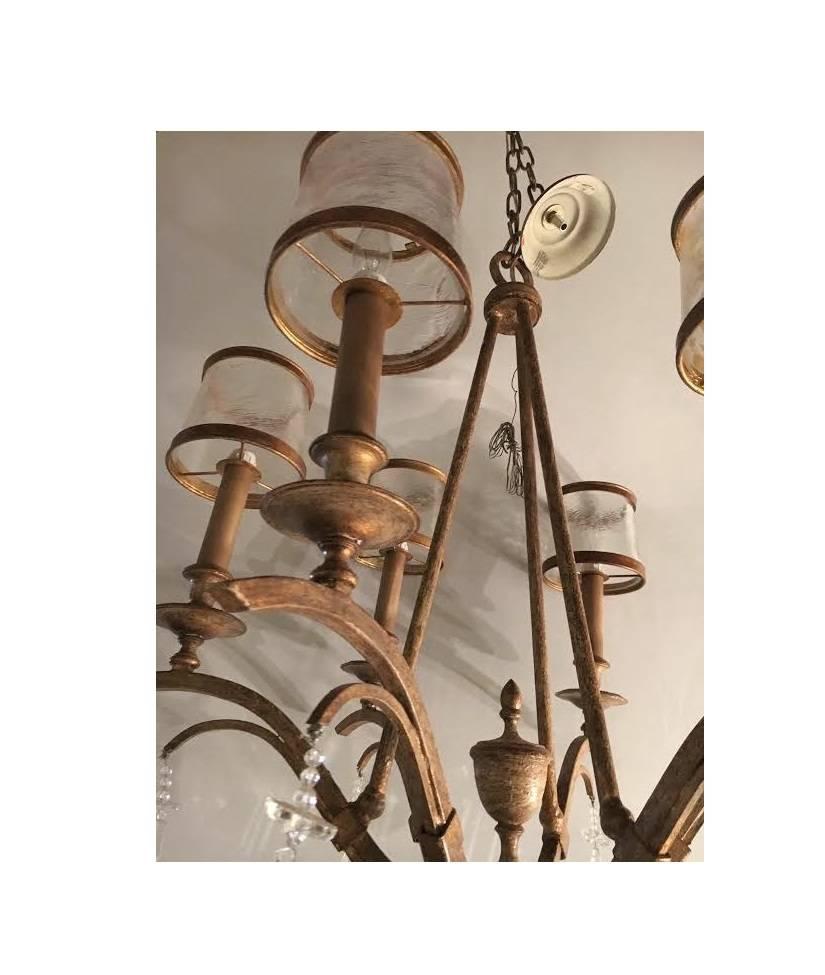 Italienischer Kronleuchter aus vergoldetem Metall und Kristall mit Glasschirmen (Hollywood Regency) im Angebot