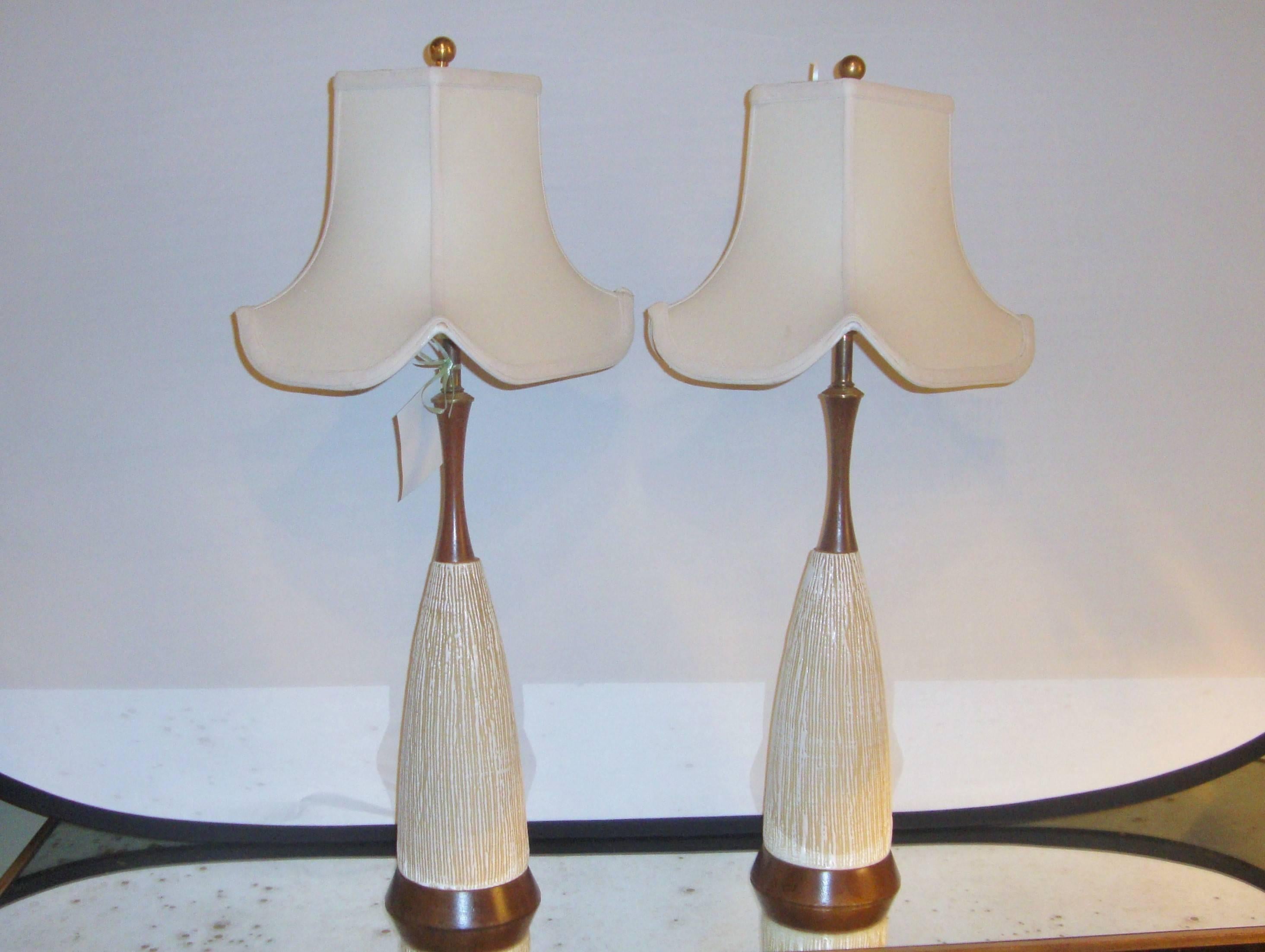 A beautiful pair of Art Deco style lamps in an off-white cream color. The lamp’s base has a grain texture and look, would look perfect in any living room, bedroom, or office.
Linen bell lampshade.
    