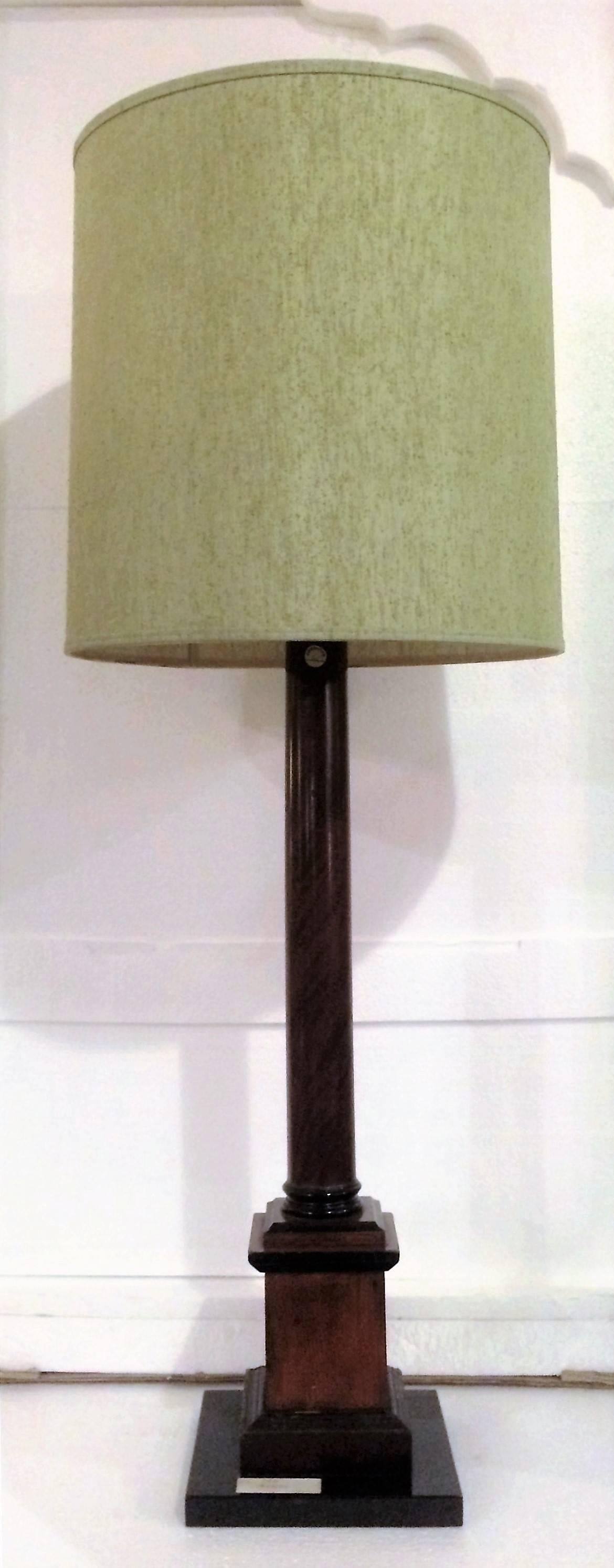 Diese Lampe im Stil einer Stablampe von Christie's NY aus dem 19. Jahrhundert ist aus Mahagoni mit Ebenholzakzenten gefertigt und auf einem gestuften Sockel montiert. Der Lampensockel selbst ist 34 Zoll hoch, mit dem Schirm ist er 44 Zoll hoch.

