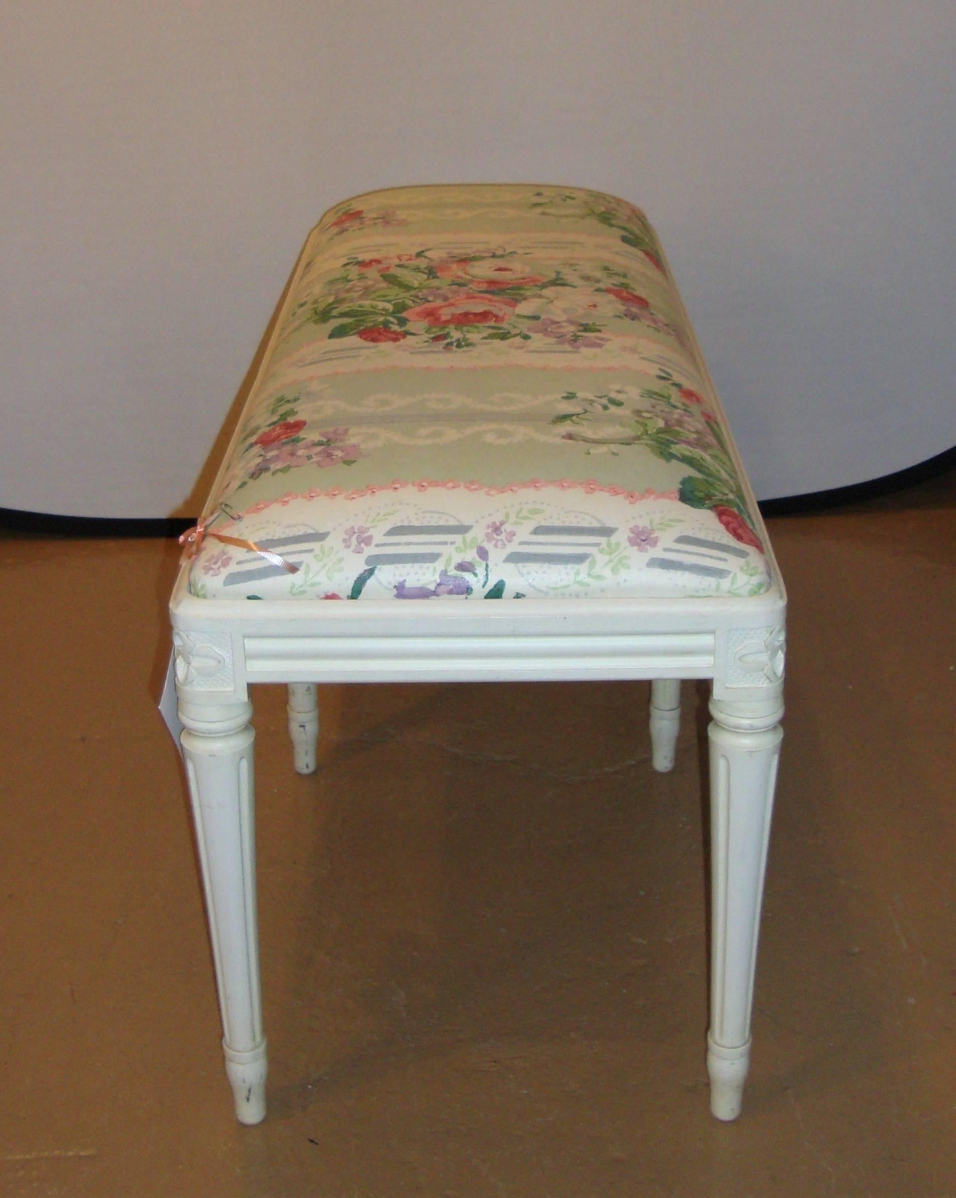 Louis XVI Style Paint Decorated Window Bench In Good Condition In Stamford, CT