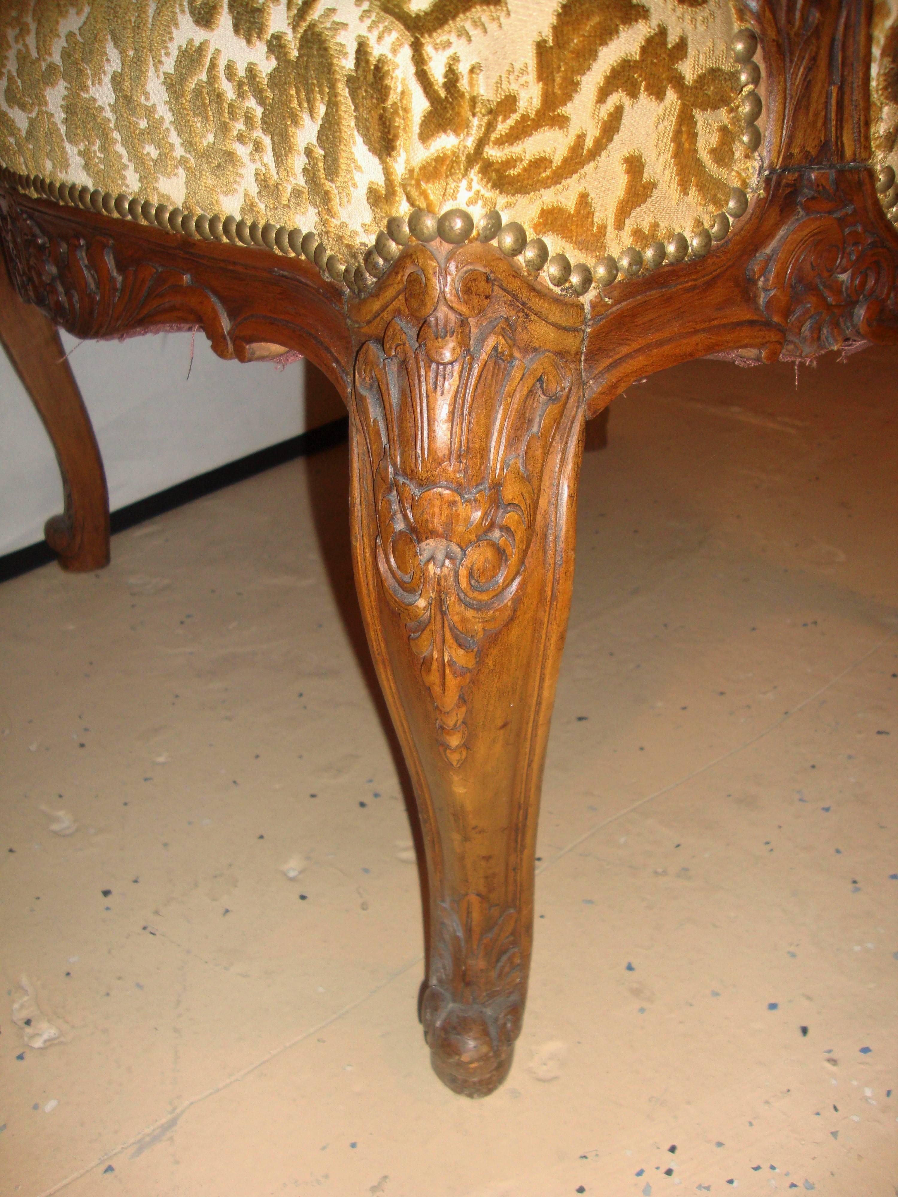Paar geschnitzte Rokoko-Sessel im Louis-XV-Stil (20. Jahrhundert) im Angebot