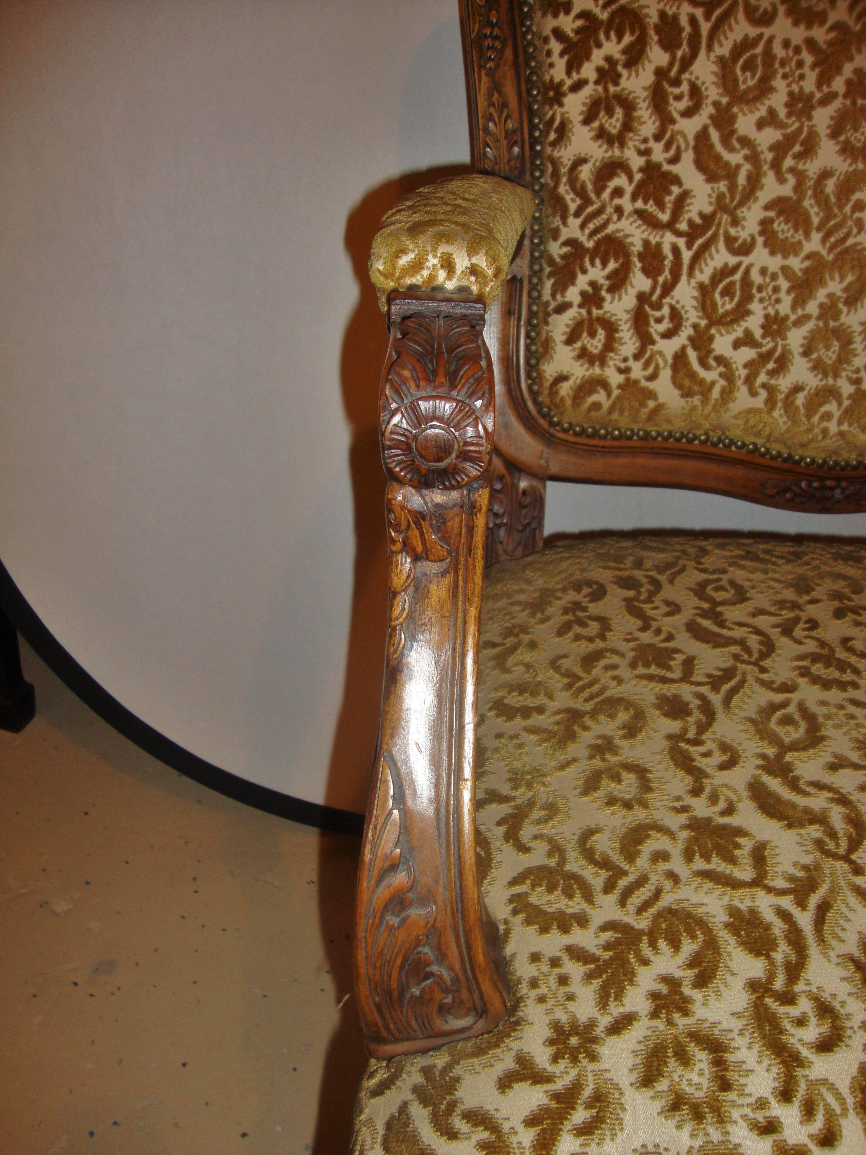 Paar geschnitzte Rokoko-Sessel im Louis-XV-Stil (Walnuss) im Angebot