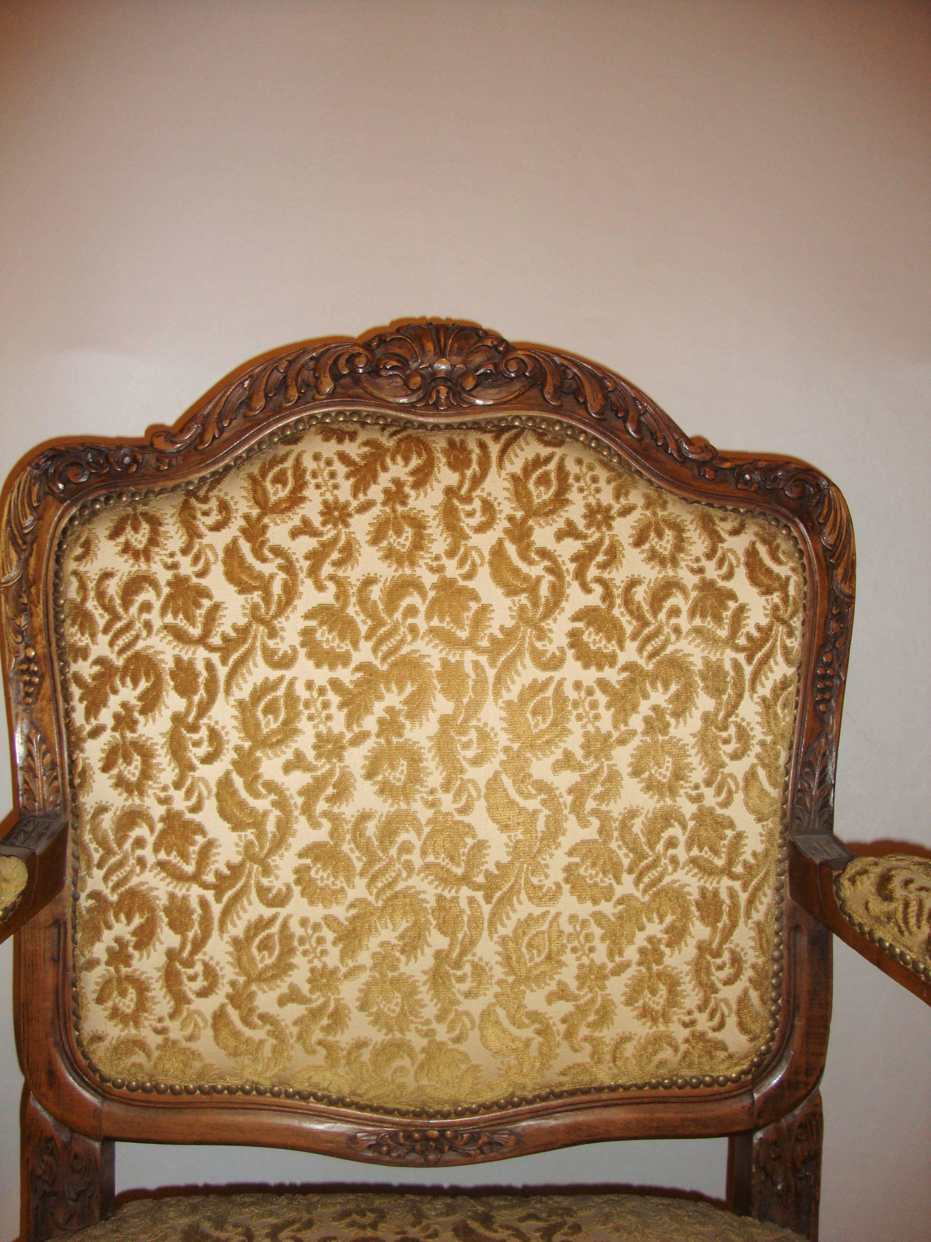 Paar geschnitzte Rokoko-Sessel im Louis-XV-Stil im Zustand „Gut“ im Angebot in Stamford, CT