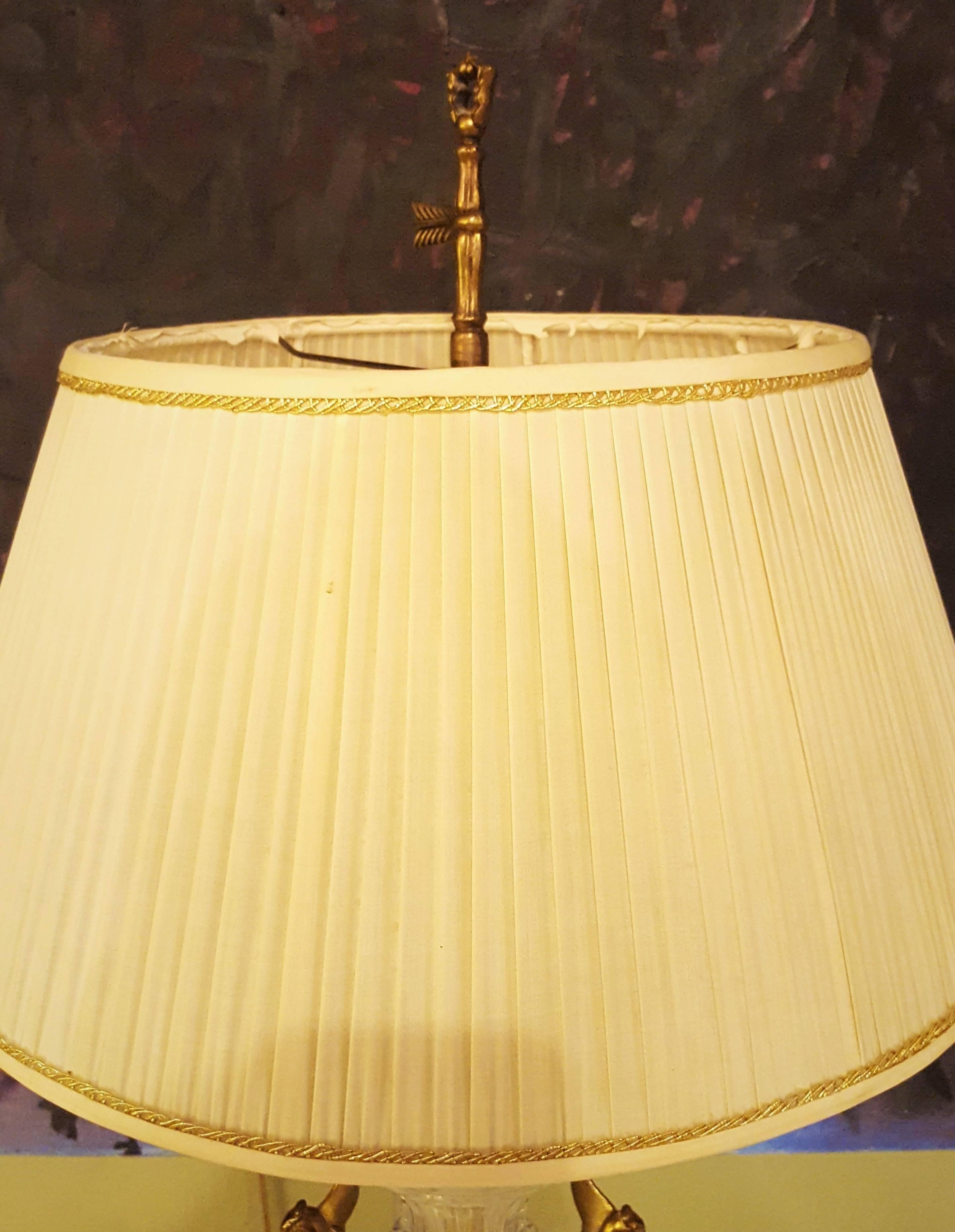 20ième siècle Paire de lampes en verre fin de style Hollywood Regency avec poignées en forme de cygne en vente
