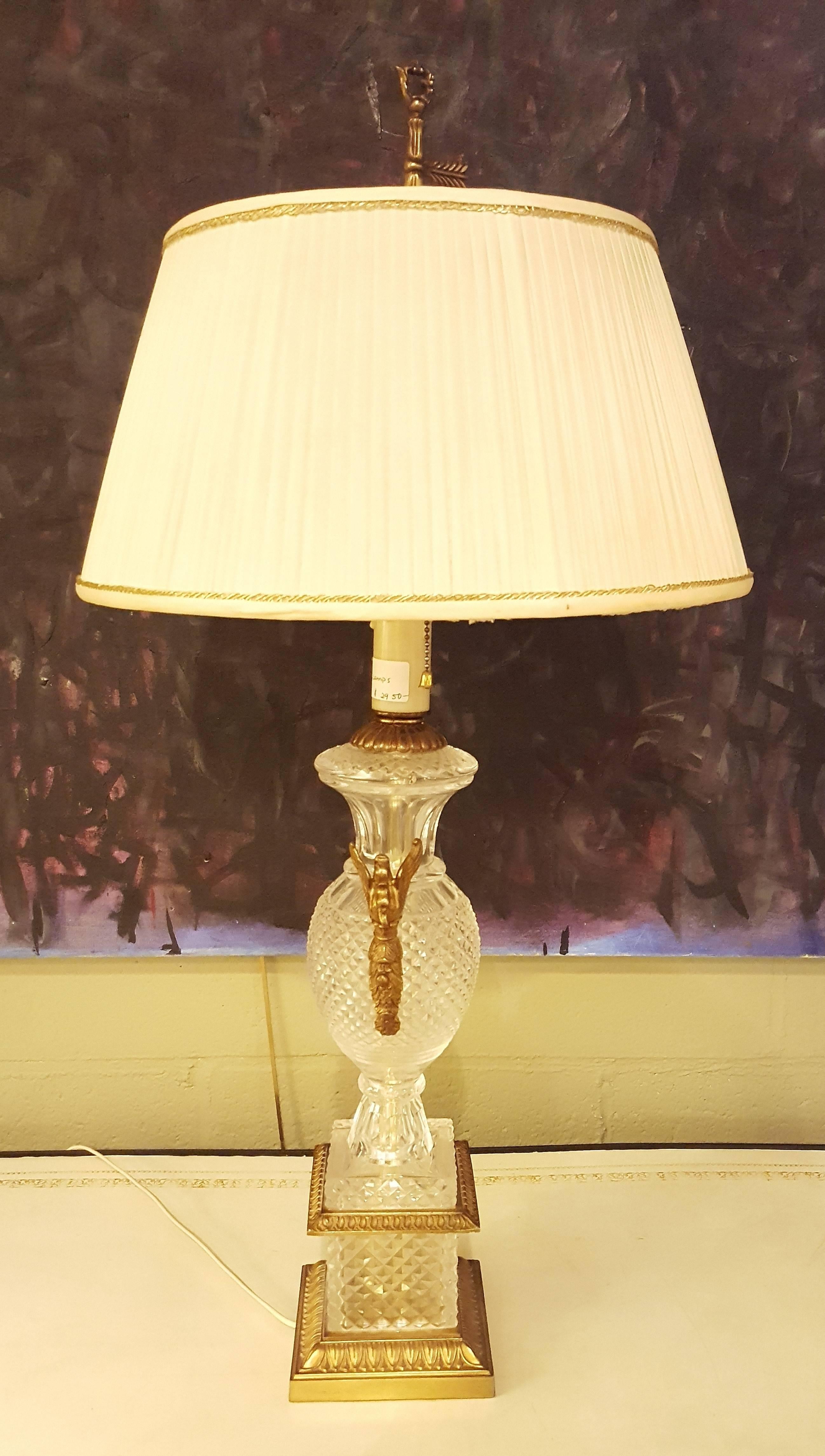 Paire de lampes en verre fin de style Hollywood Regency avec poignées en forme de cygne Bon état - En vente à Stamford, CT