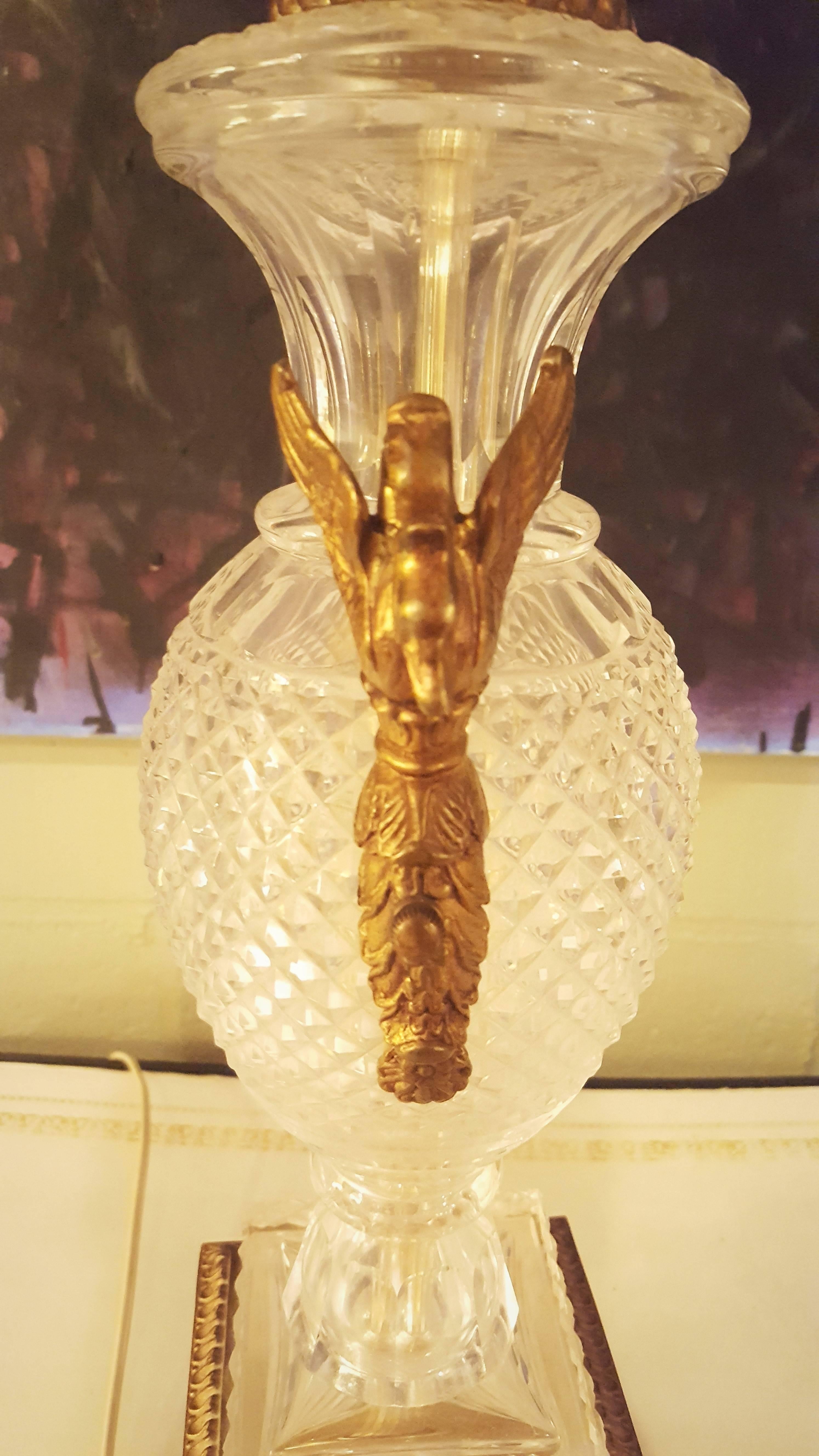 Verre Paire de lampes en verre fin de style Hollywood Regency avec poignées en forme de cygne en vente