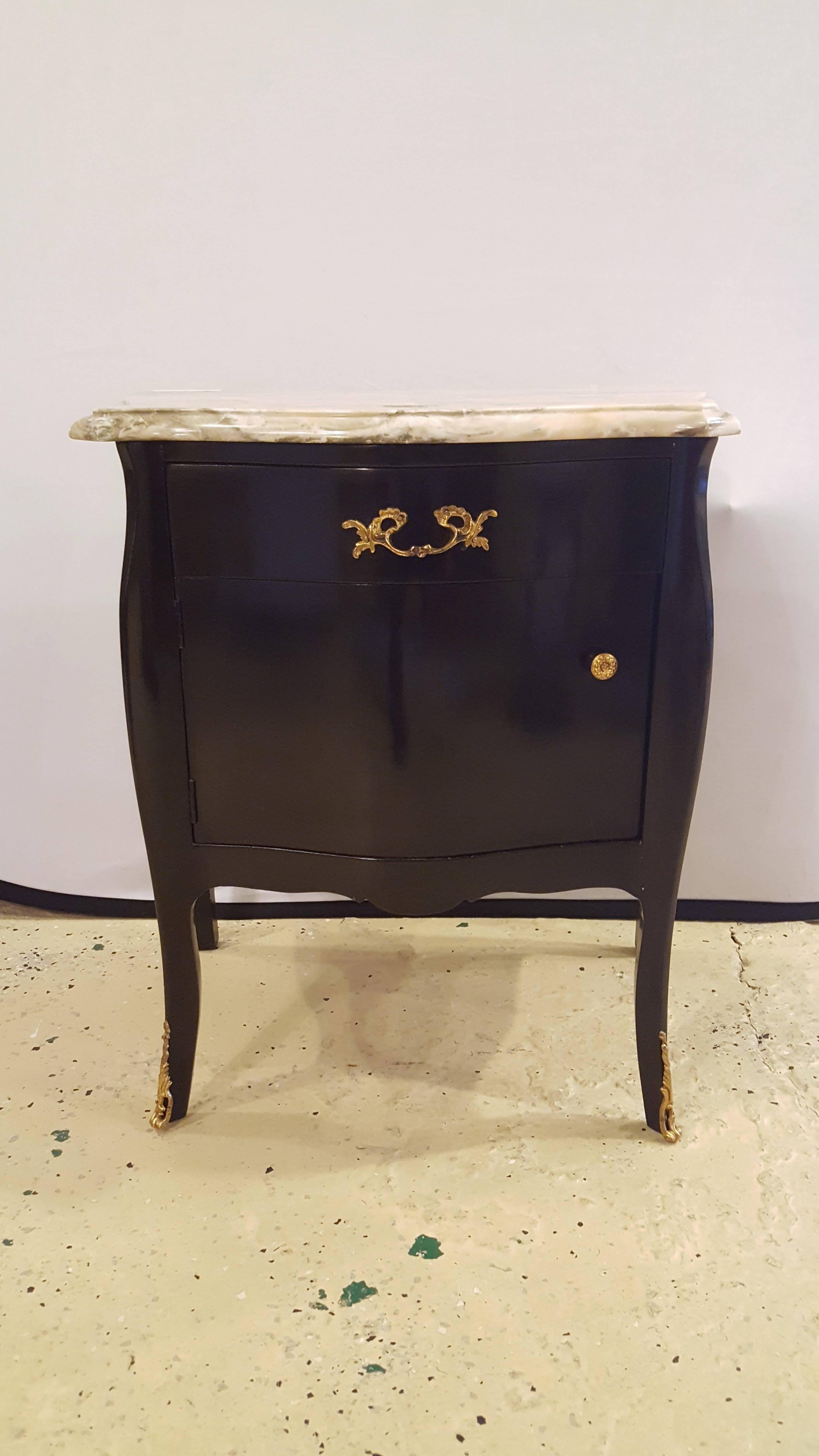 Pair of Hollywood Regency Style Ebonized Marble-Top Nightstands / End Tables In Good Condition In Stamford, CT