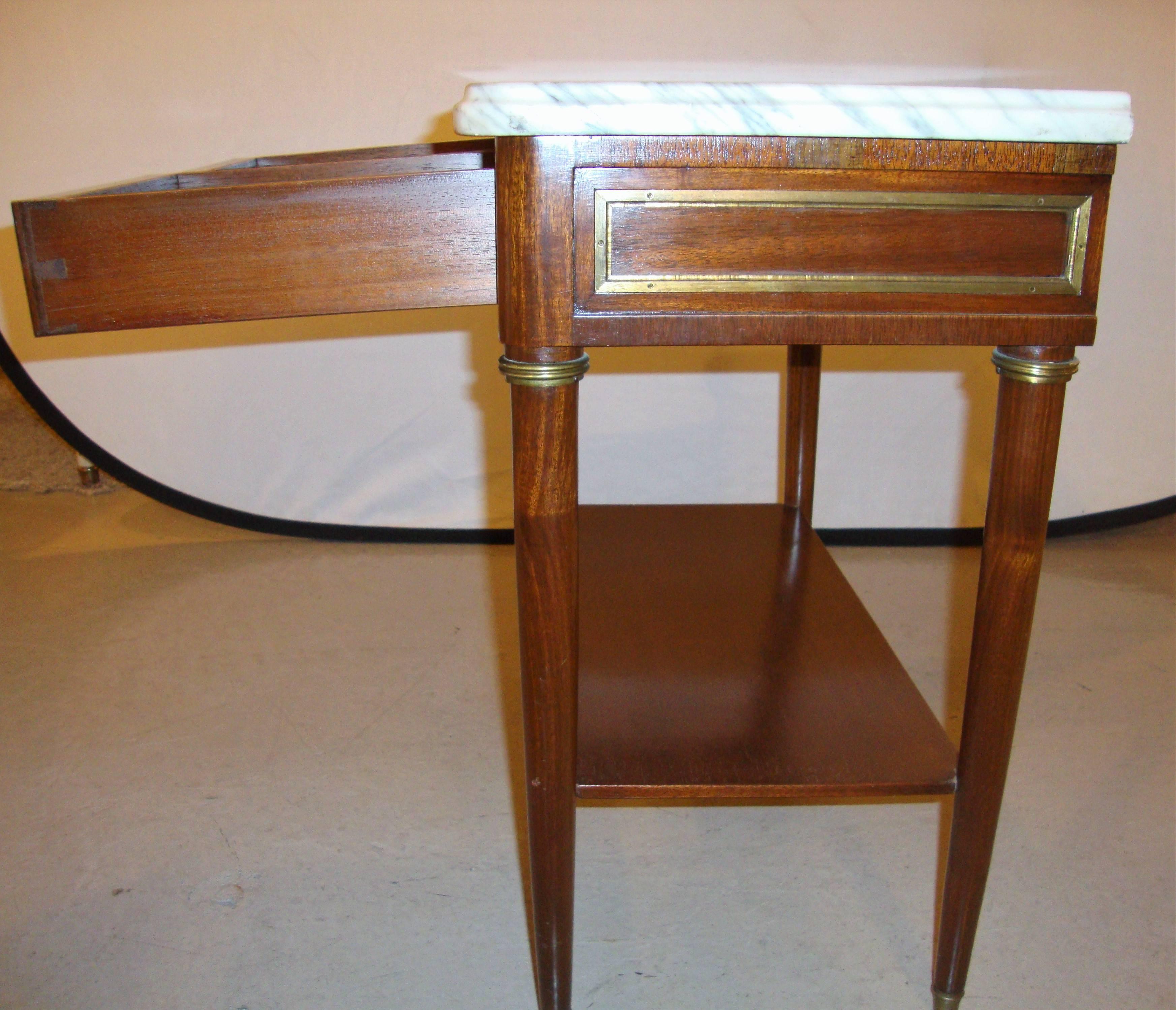Petit meuble de rangement en acajou à plateau en marbre, table d'appoint à la manière de Jansen en vente 3