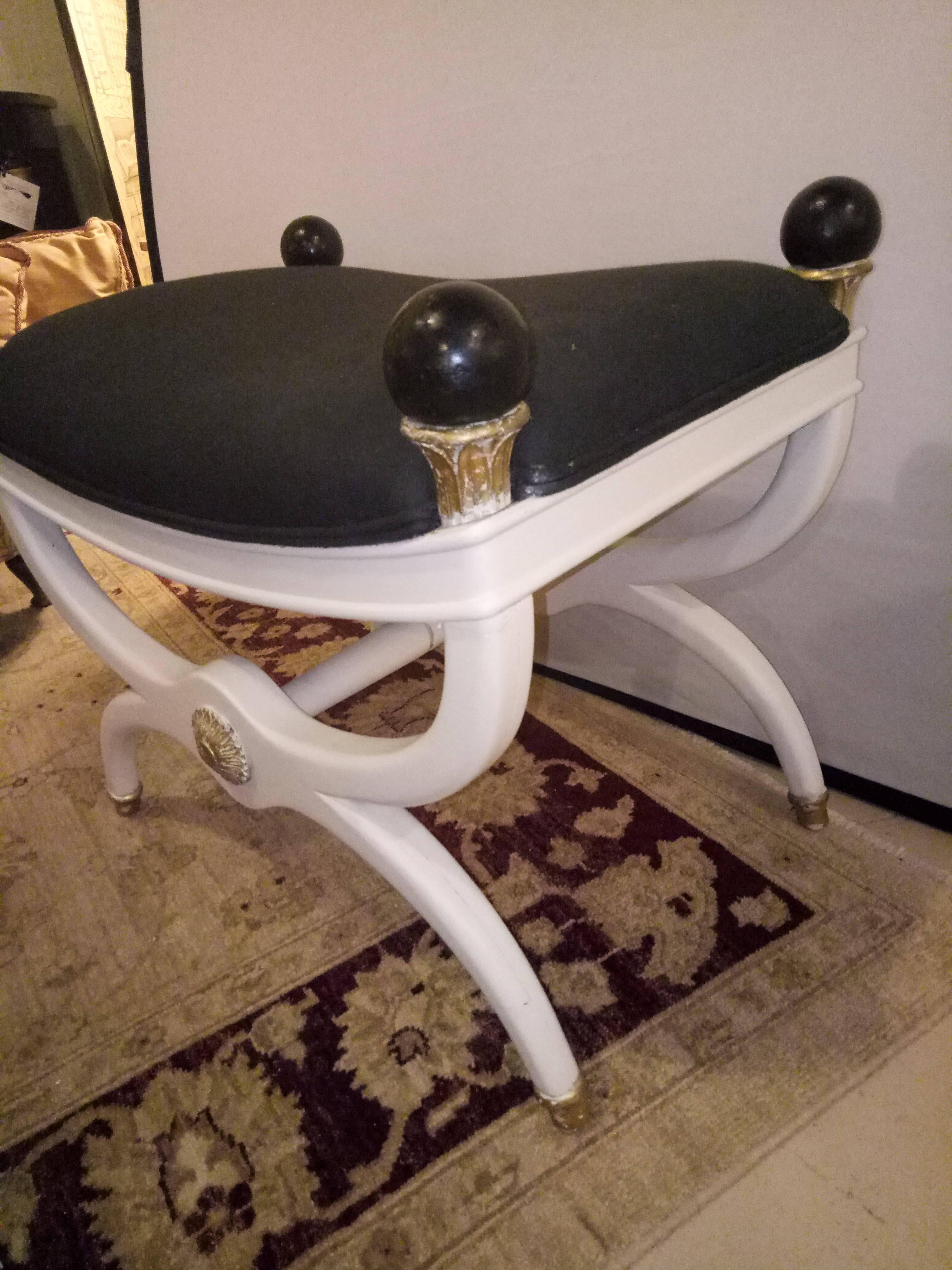 White Painted and Gilt Decorated X from Bench / Footstool In Good Condition For Sale In Stamford, CT