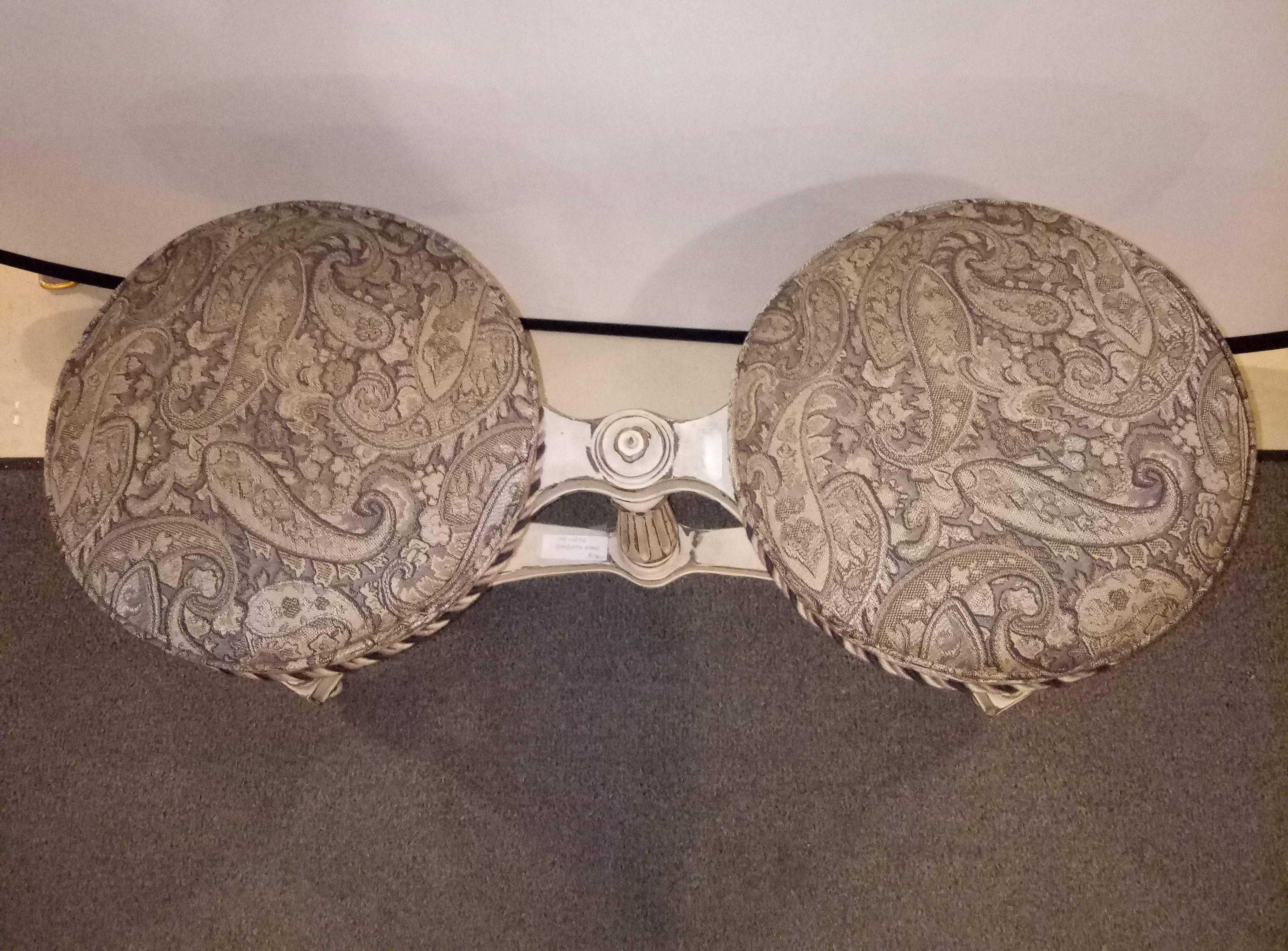 Banc peint suédois avec sièges doubles. Le style Louis XVI.