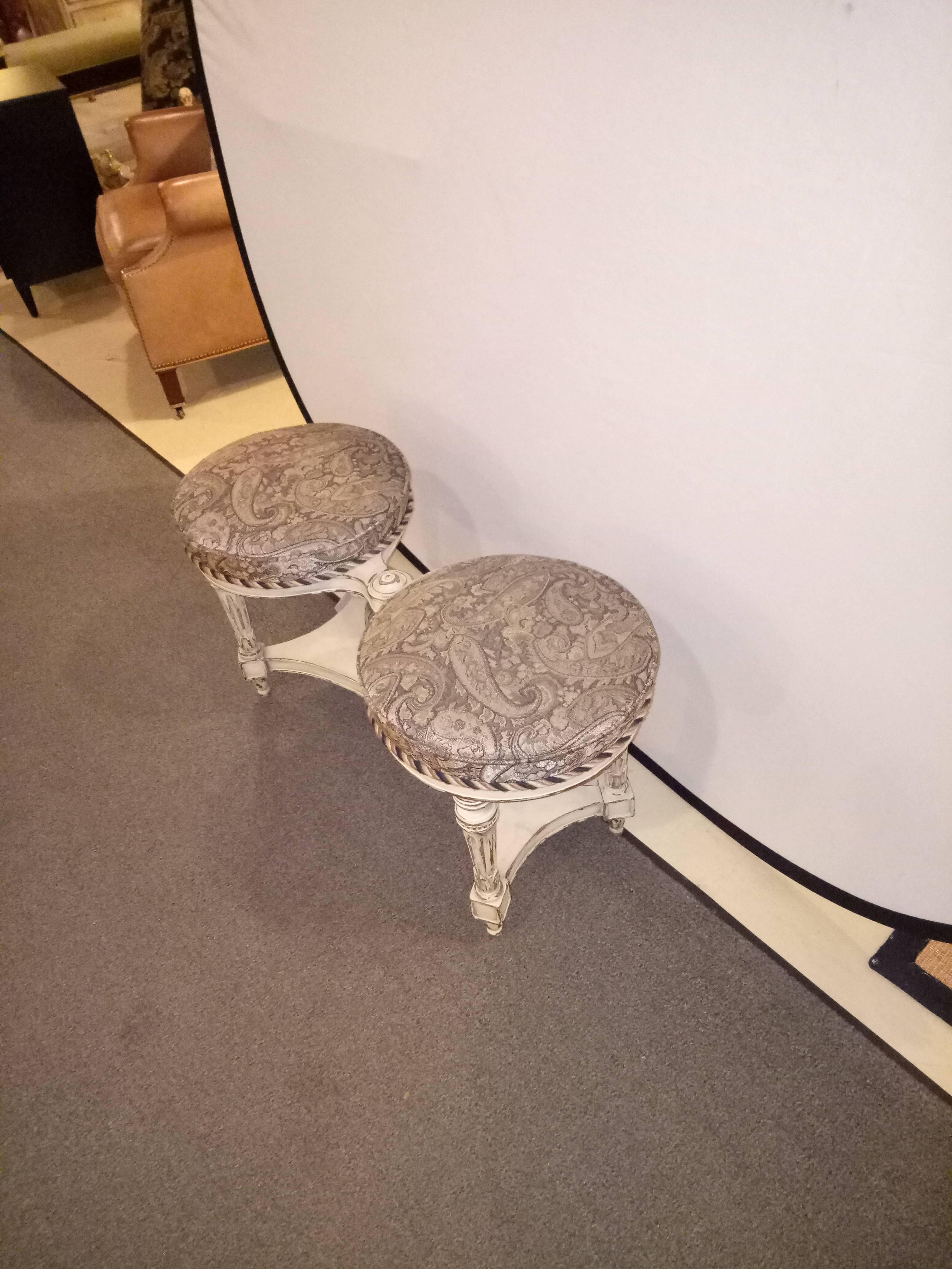 Banc suédois peint avec deux sièges Bon état - En vente à Manhasset, NY