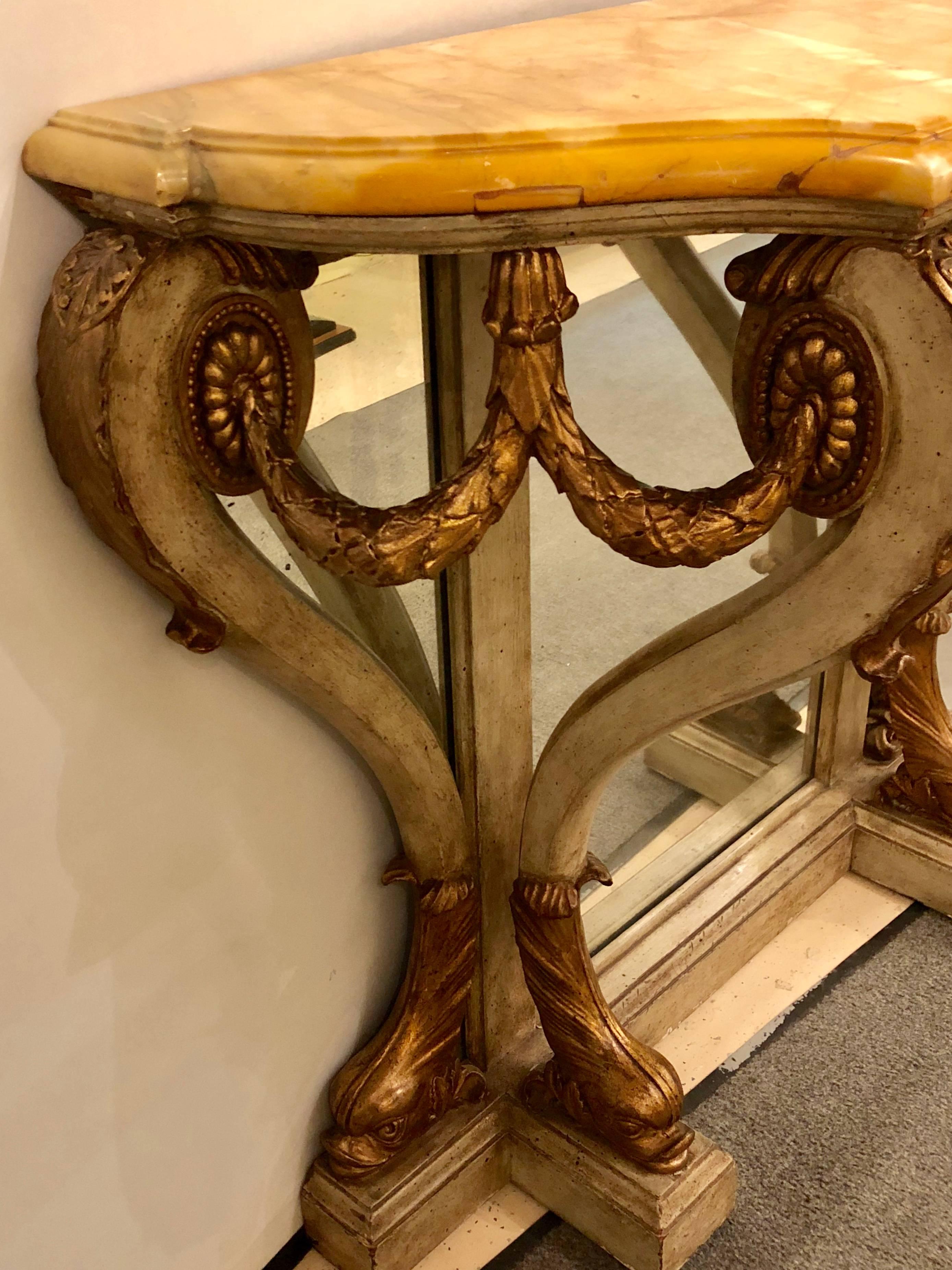 Neoklassischer Tisch mit Marmorplatte und Bogenschleife, verspiegelte Rückseite, vergoldete Delphin-Akzente (Italienisch) im Angebot
