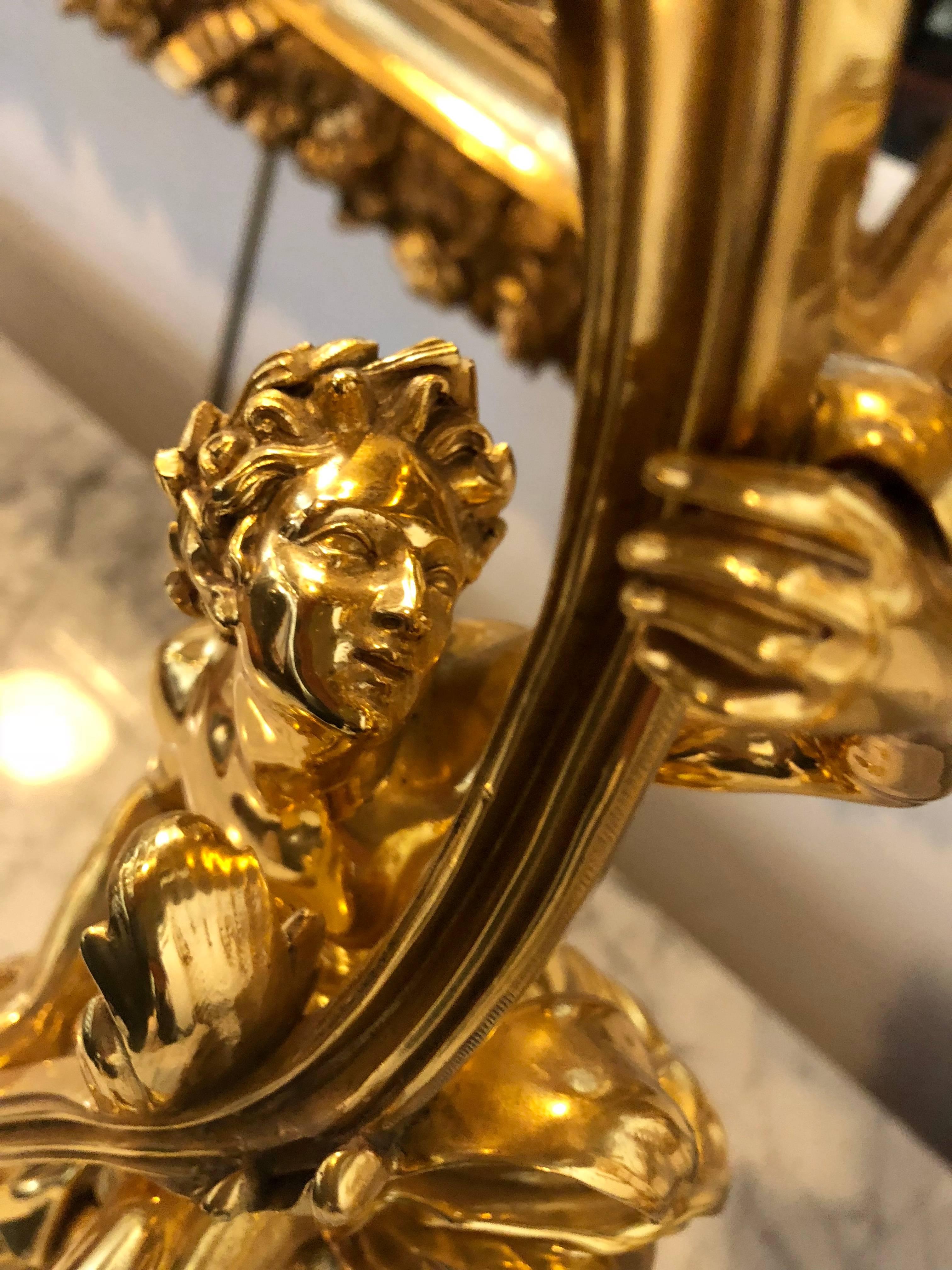 Français Paire de candélabres figuratifs à six bras en bronze et plaqué or 24 carats du 19ème siècle en vente