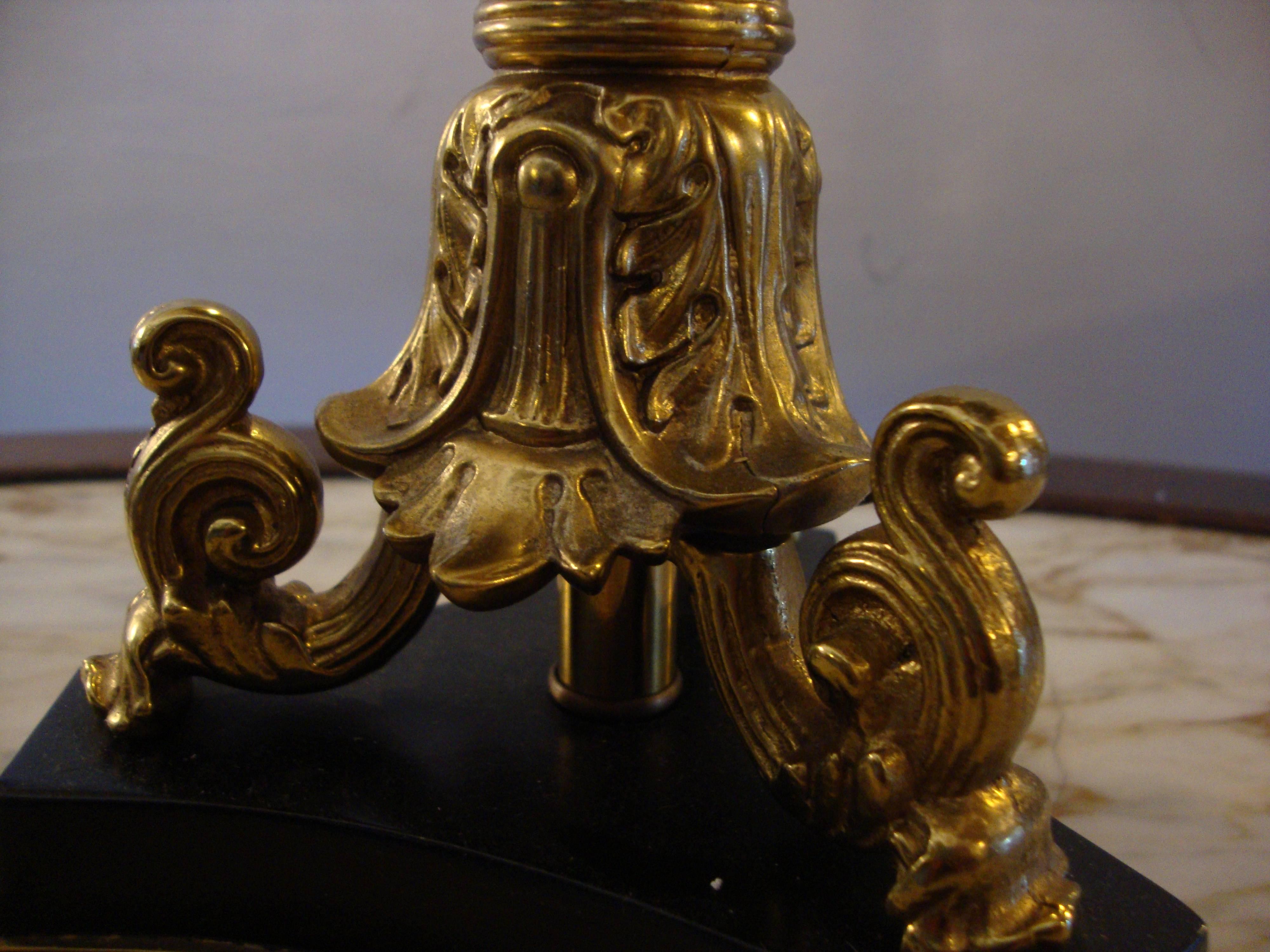 Pair of Bronze Neoclassical Style Table Lamps In Good Condition In Stamford, CT