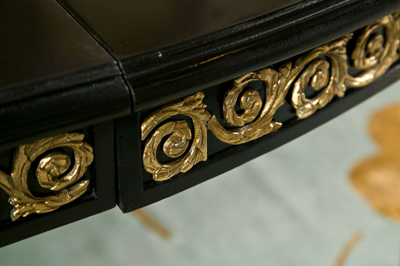 French Louis XVI Style Oval Ebonized Dining Table Scrolled Bronze Banding In Good Condition In Stamford, CT