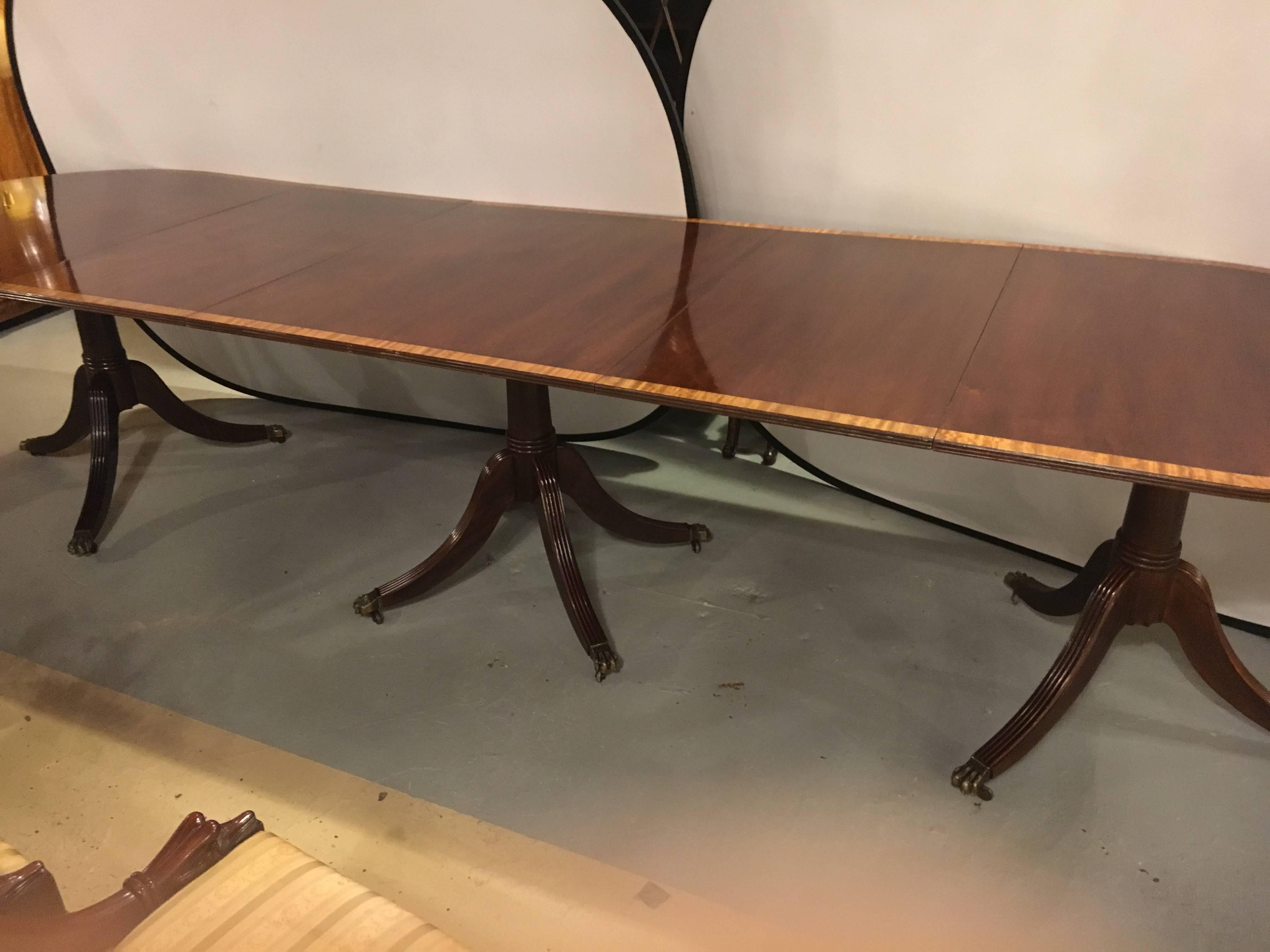 Banded Mahogany Georgian Style Triple Pedestal Dining Table In Good Condition In Stamford, CT