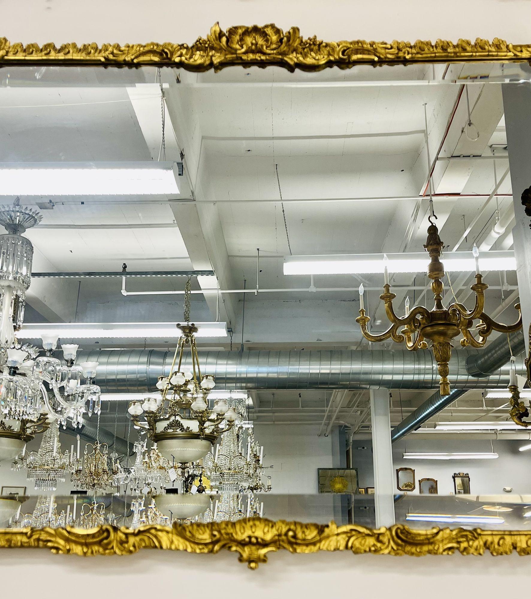 Vergoldete Gesso-Wand- oder Konsolenspiegel, abgeschrägter Spiegel, ca. 1930er Jahre (Louis XV.) im Angebot